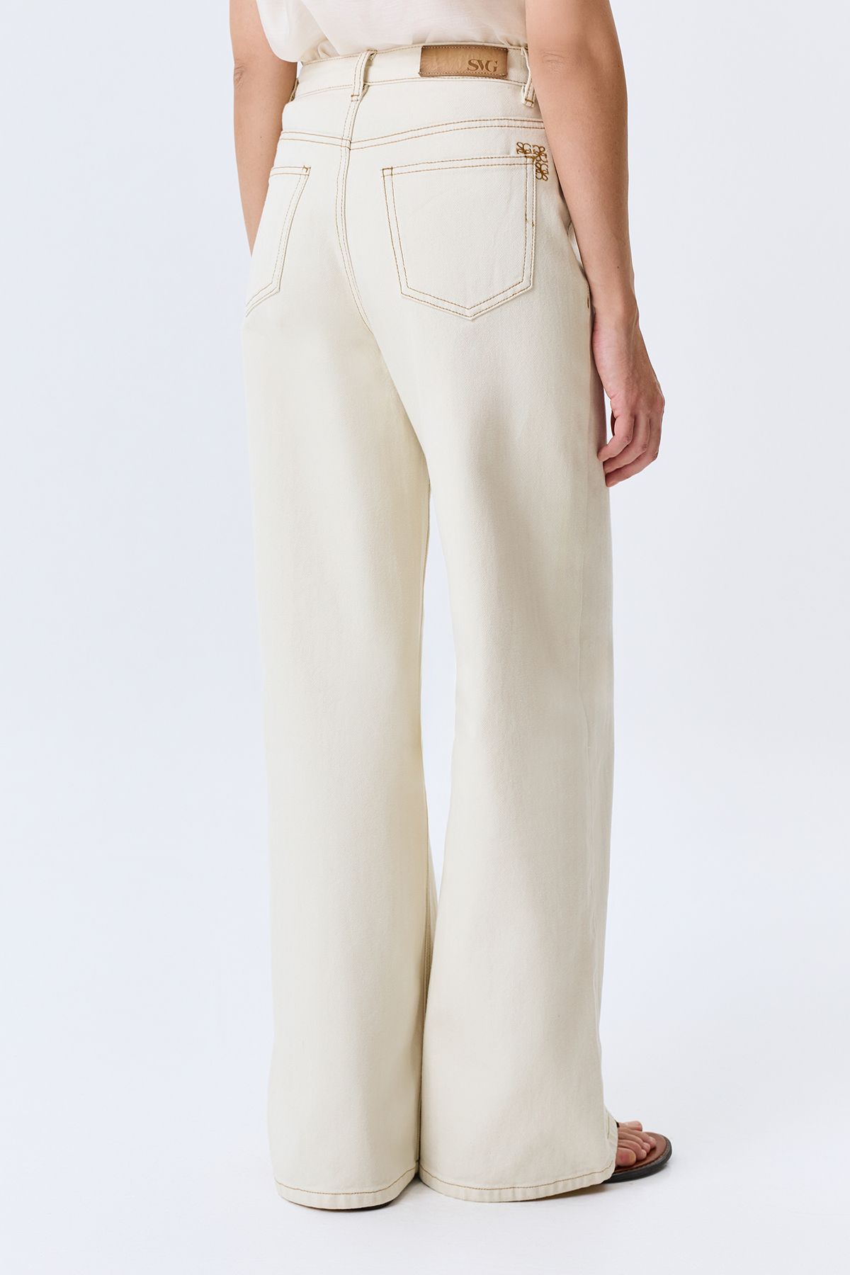 Светлые джинсы из фактурного денима, 52