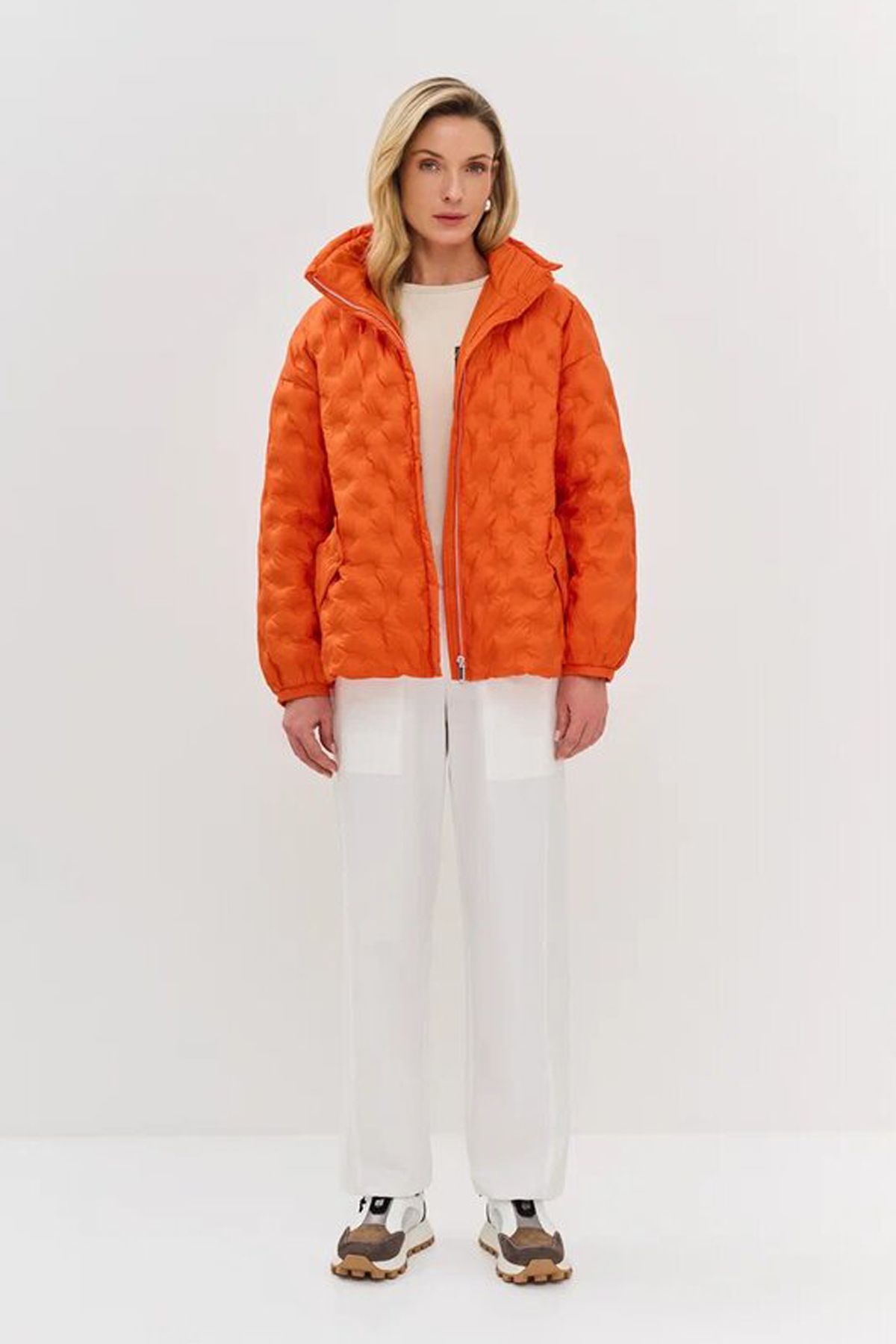 Стильная куртка oversize на натуральном утеплителе с фантазийной стежкой в оранжевом цвете, 50р