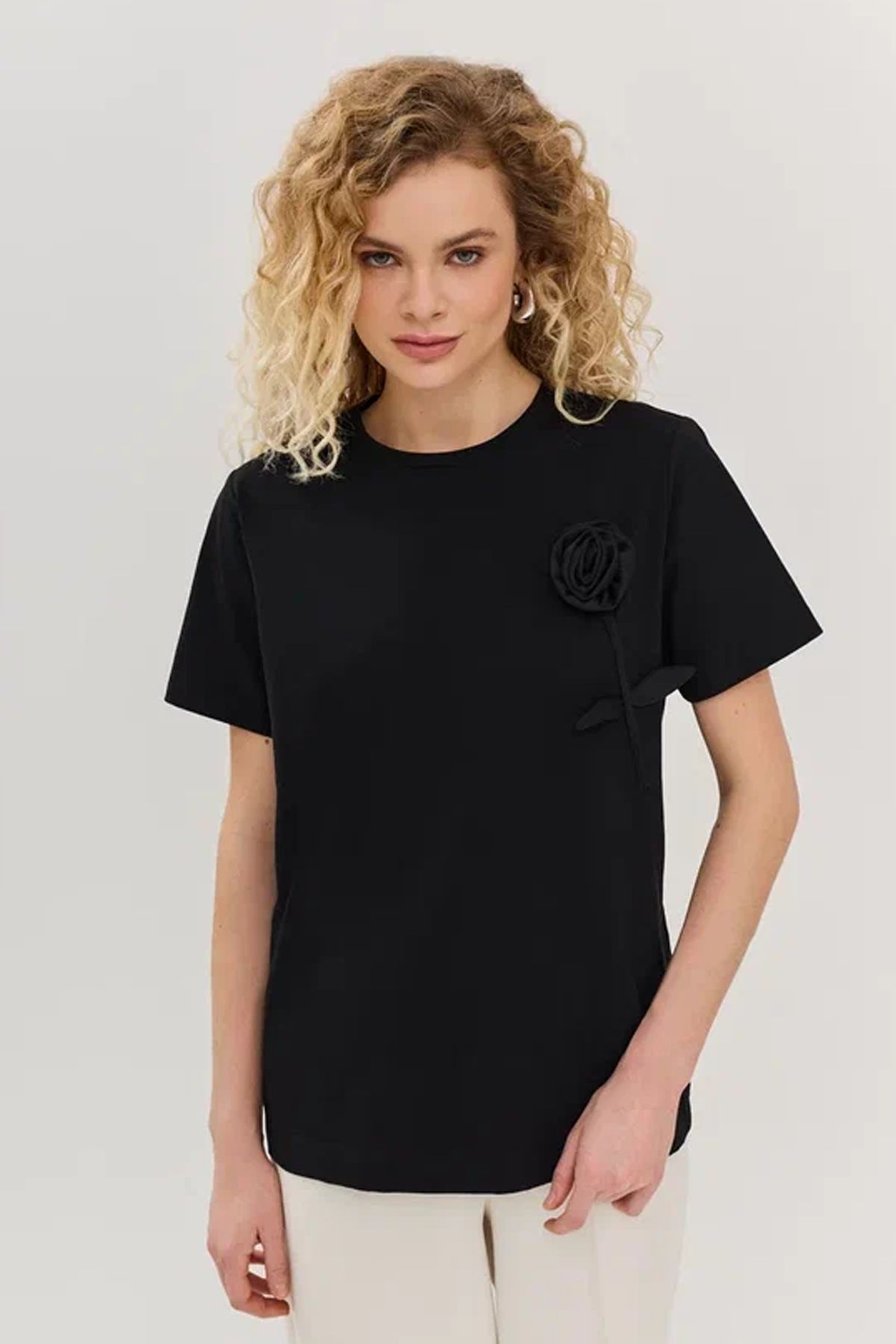 Футболка чёрного цвета с объёмным цветком, 40р