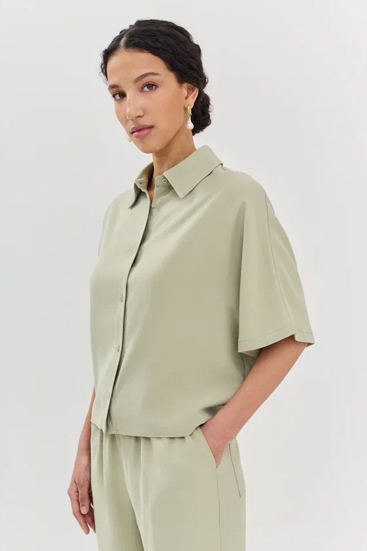 Блузка светло-оливкового цвета с коротким рукавом, 42р