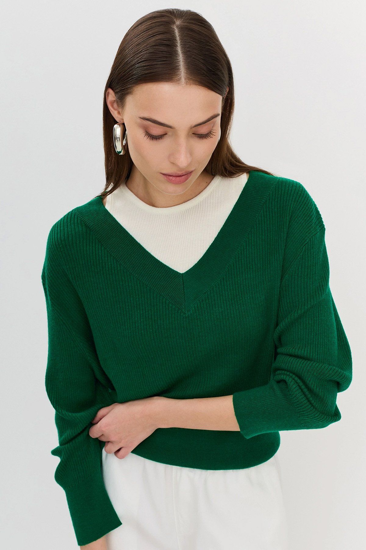 Трикотажный джемпер в зелёном цвете с иммитацией многослойности, 42р