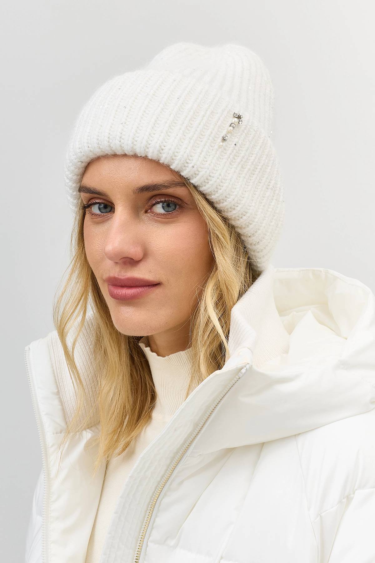 Белая шапка бини с минималистичным декором, One