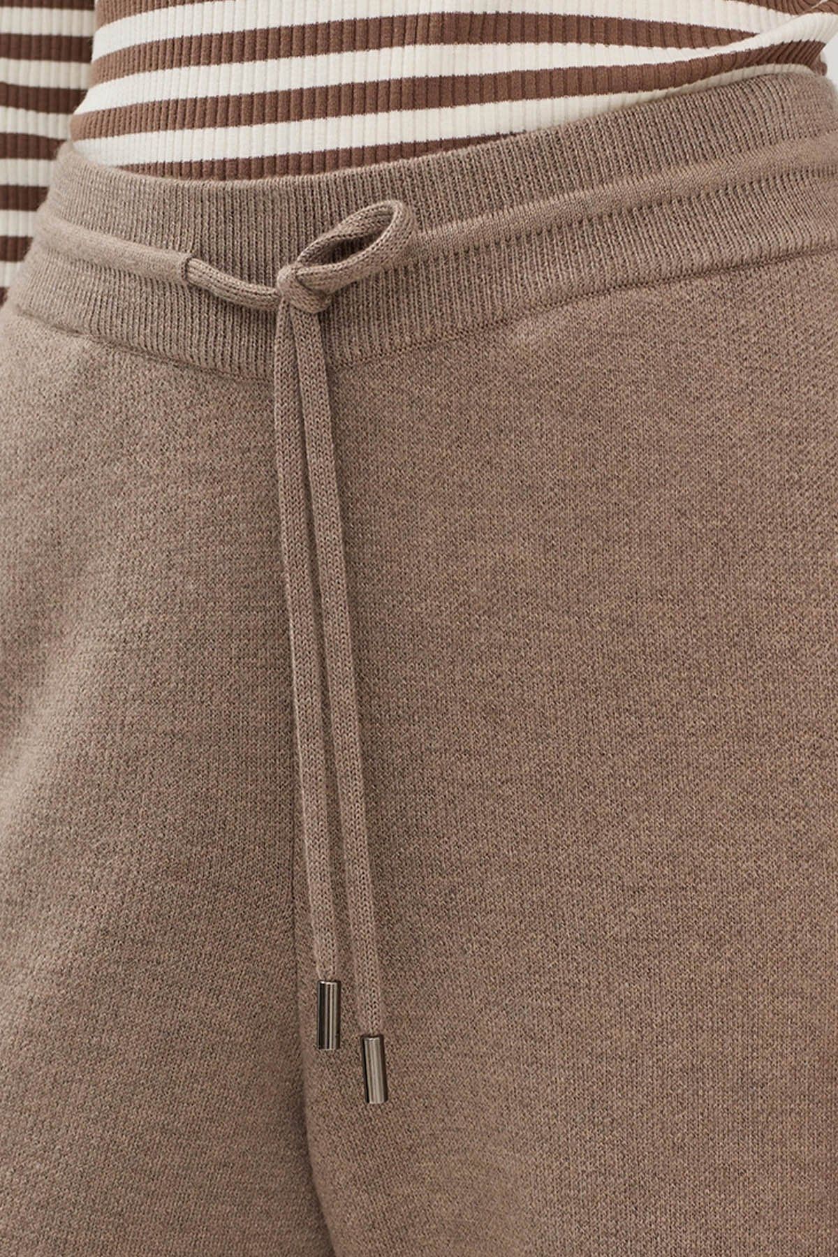 Трикотажные брюки с резинкой и кулисой на талии, 44р