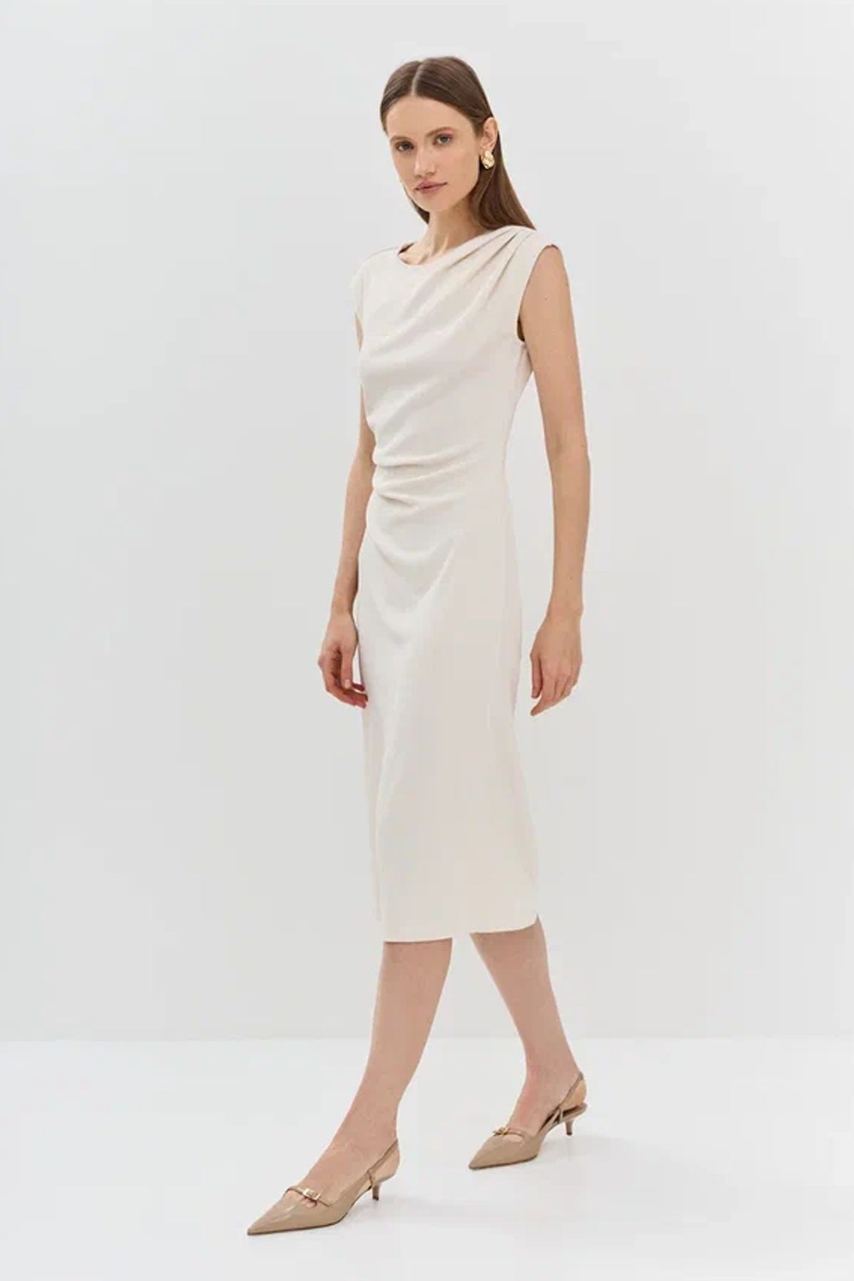 Классическое платье в светло-бежевом цвете с коротким рукавом, 50р