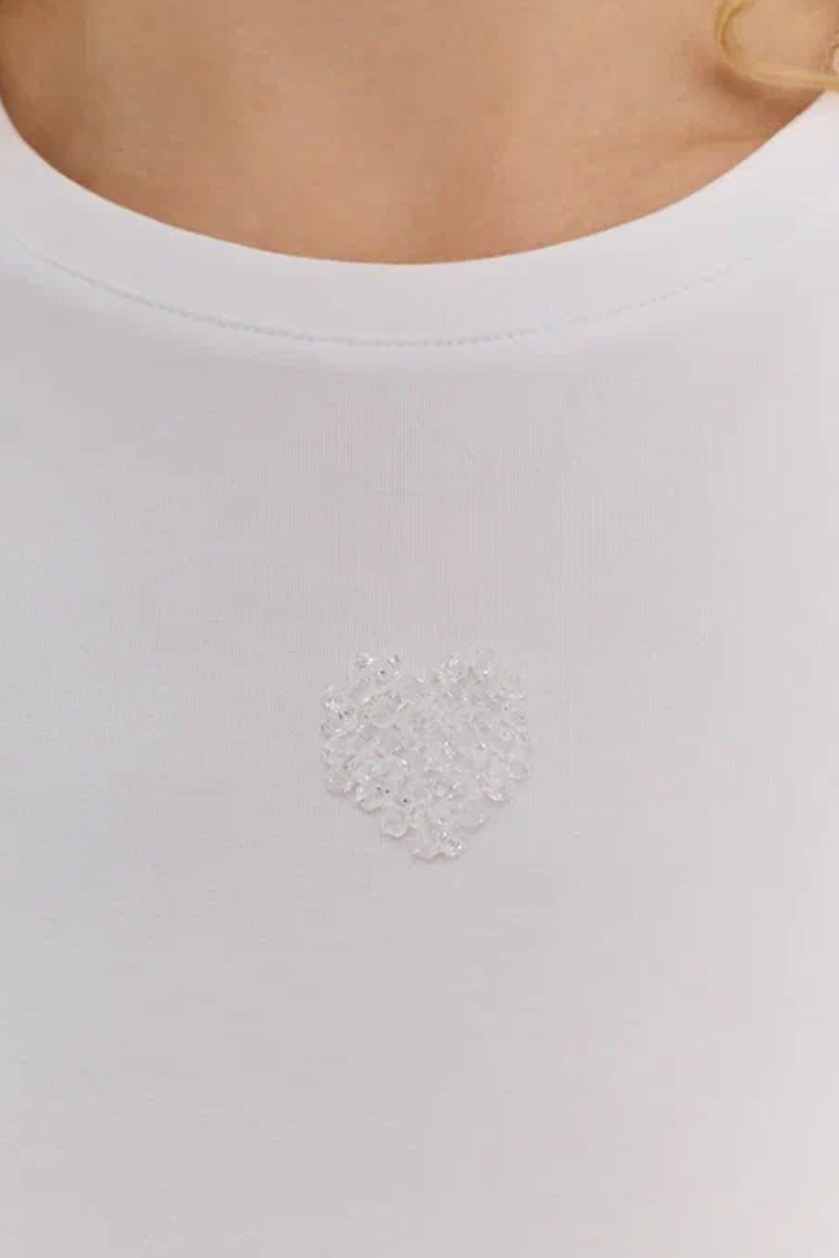 Футболка белого цвета с вышивкой крупным бисером, 50р