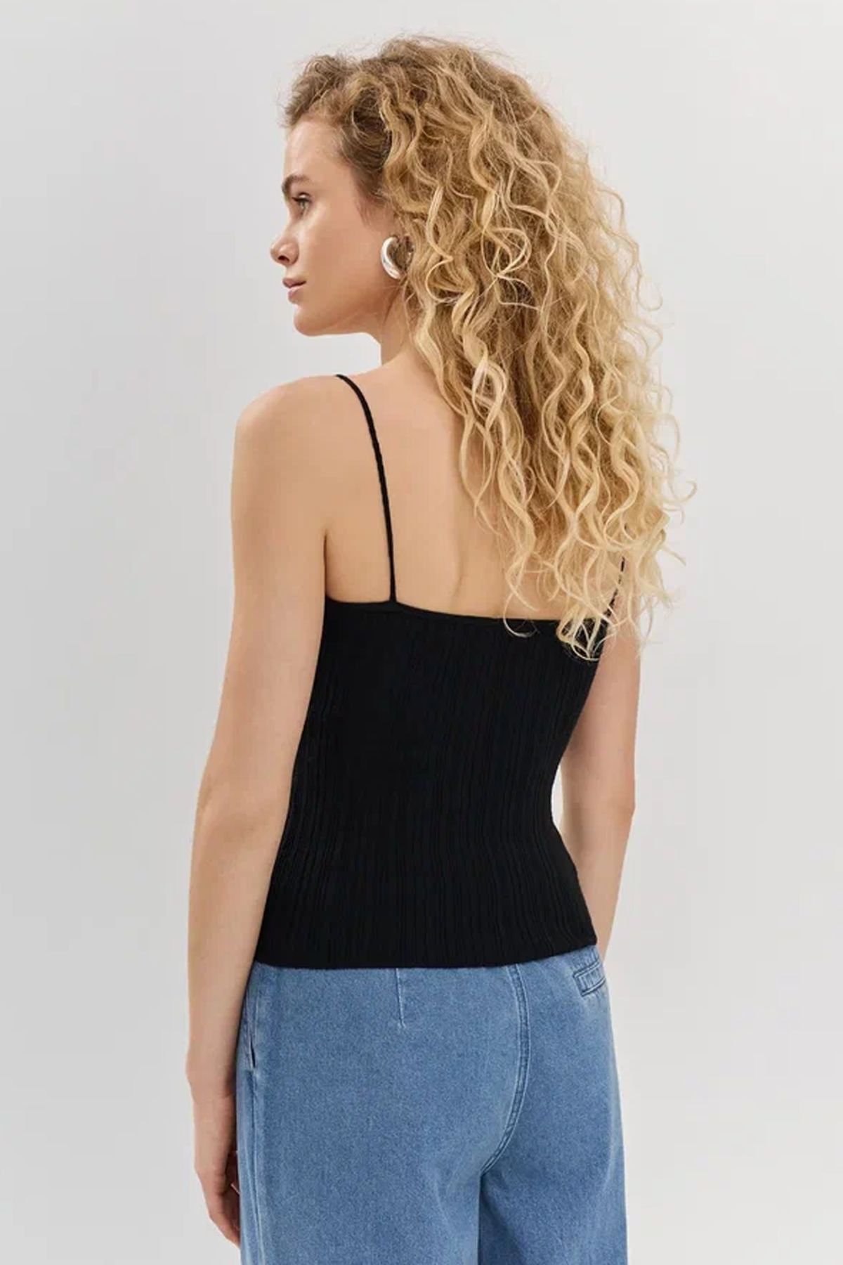 Вязаный топ с декоративным узлом на груди, 48р