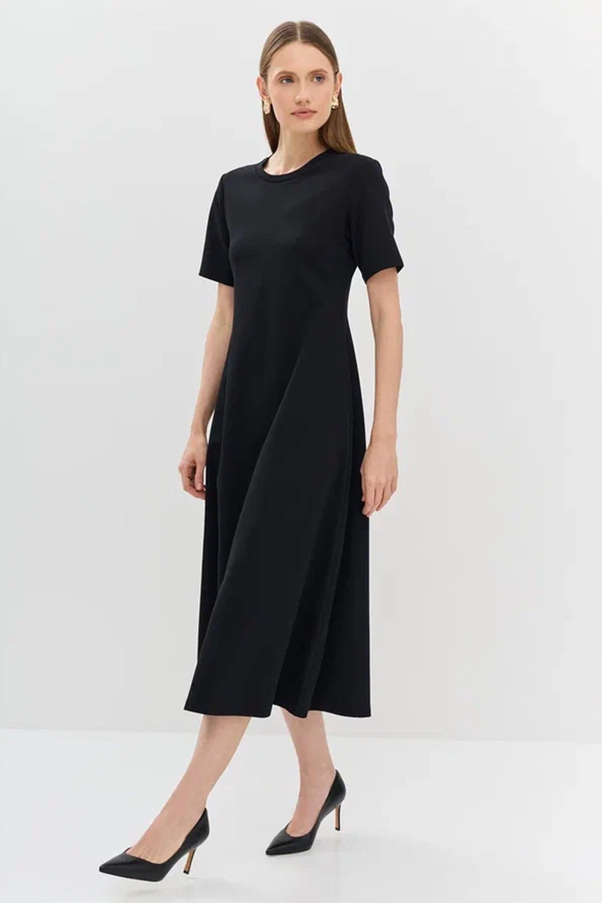 Элегантное платье с коротким рукавом в черном цвете, 48р