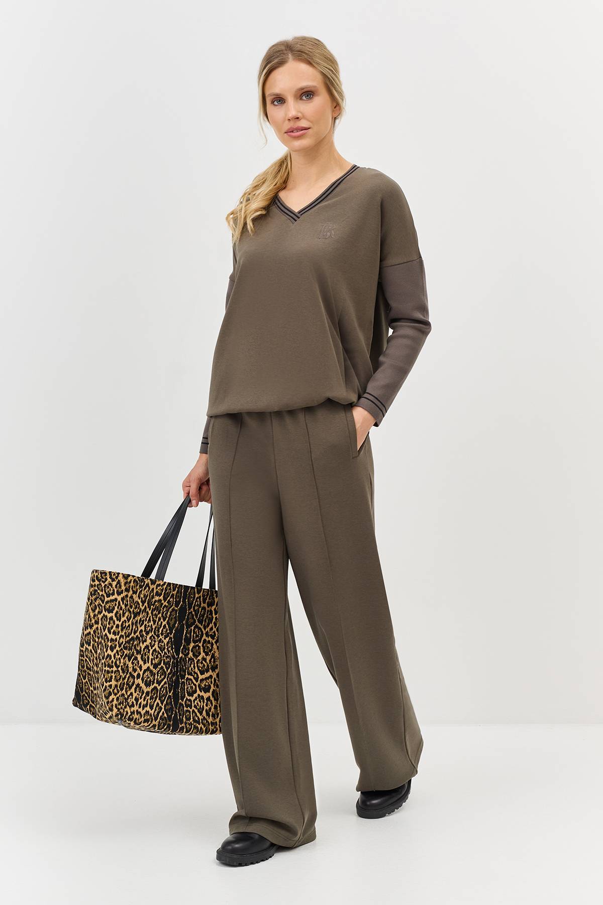 Лимитированная серия свитшот из модала с V-образным вырезом и палантином, 44