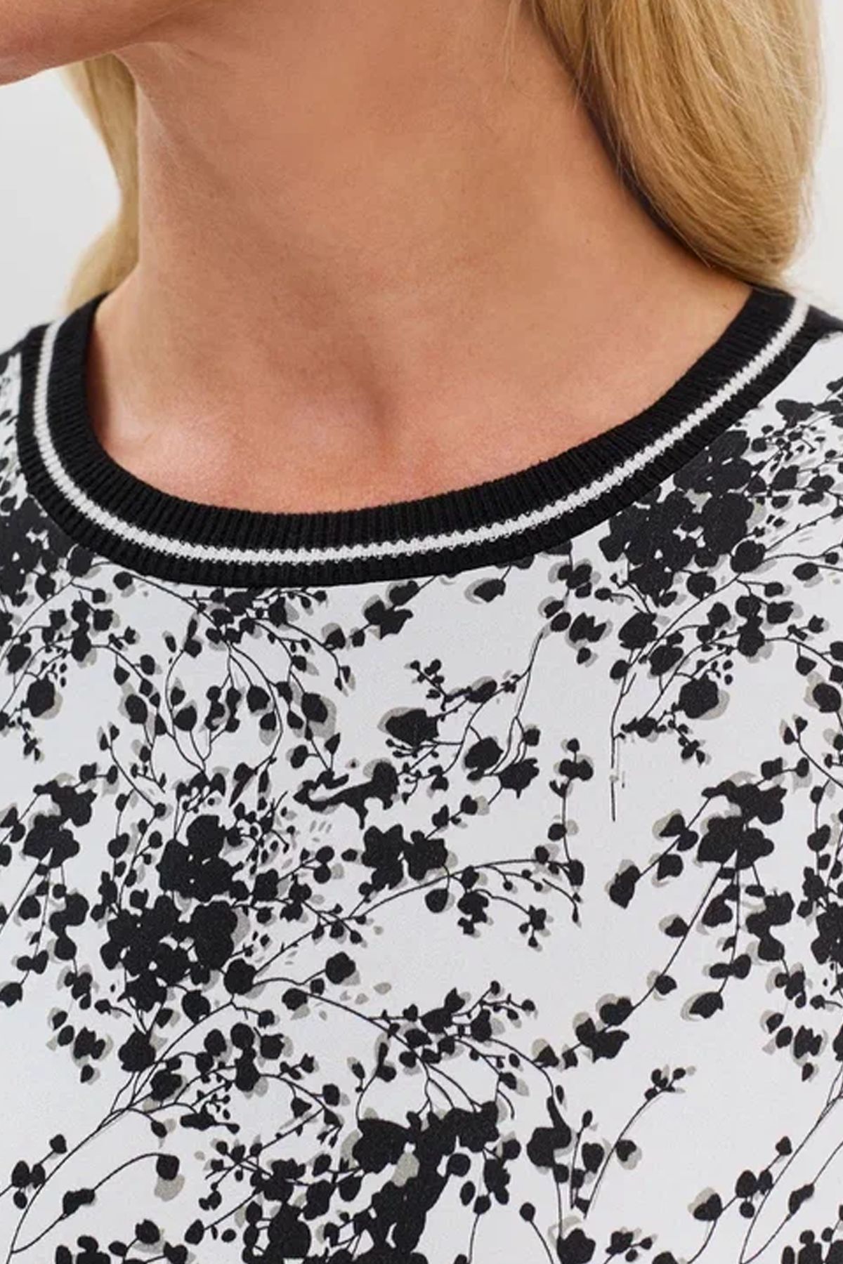 Джемпер с монохромным флоральным принтом, 44р