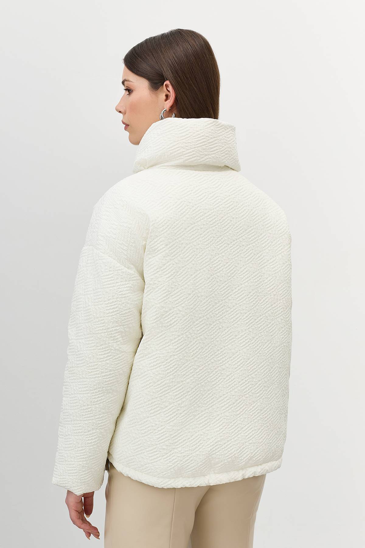 Лимитированная серия объемная куртка из фактурной ткани с палантином, 50