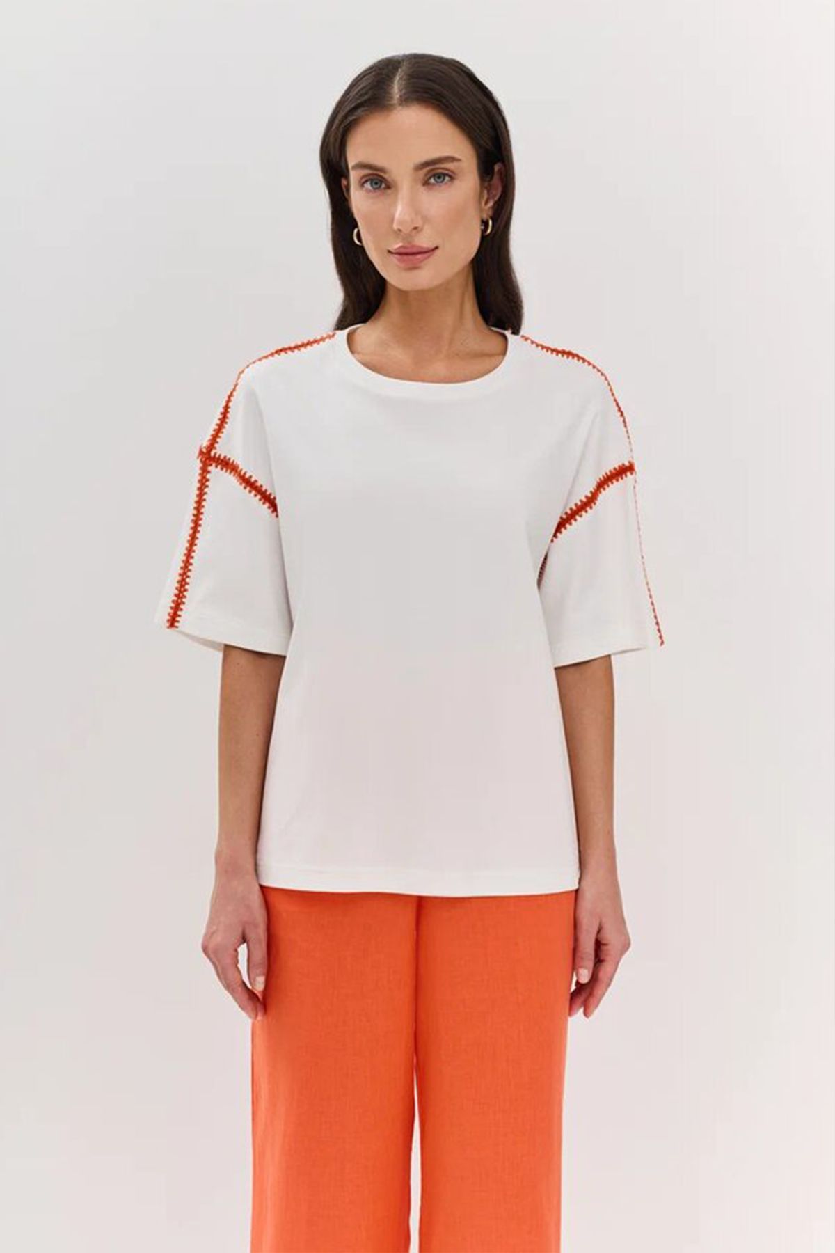 Футболка с яркой вышивкой на рукавах, 44р