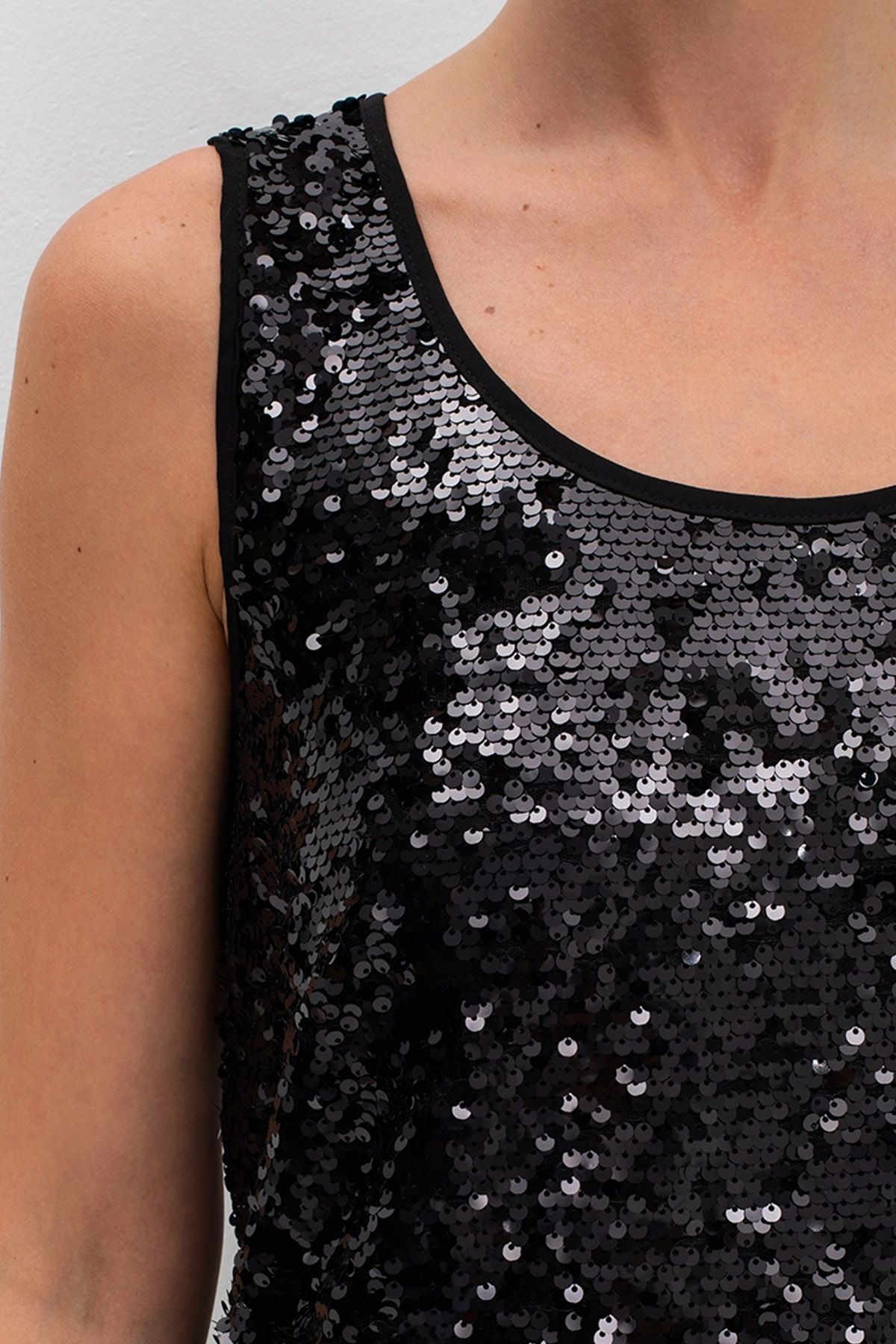 Чёрный топ с пайетками, 40р