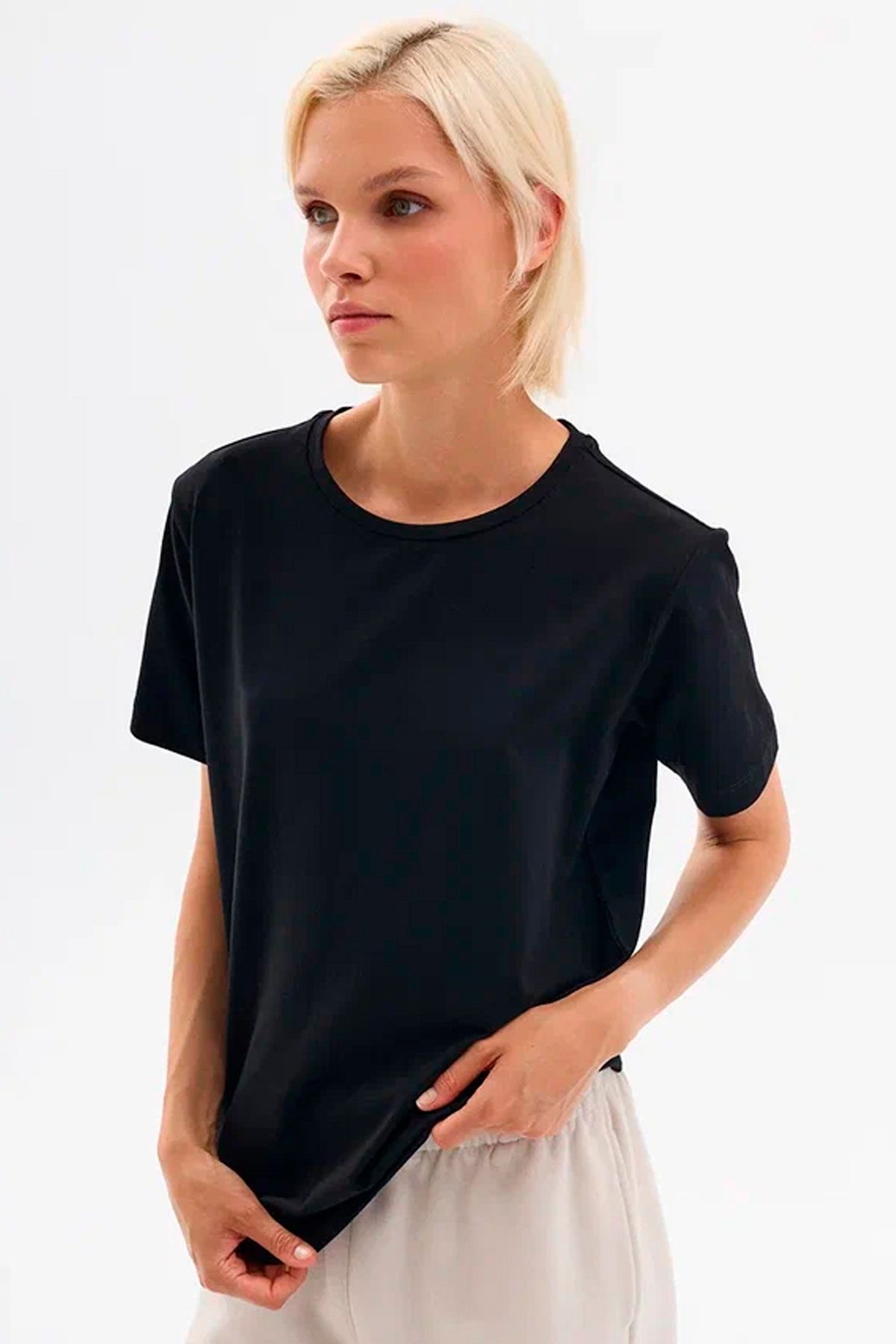 Базовая футболка из хлопкового трикотажа в черном цвете, 40р