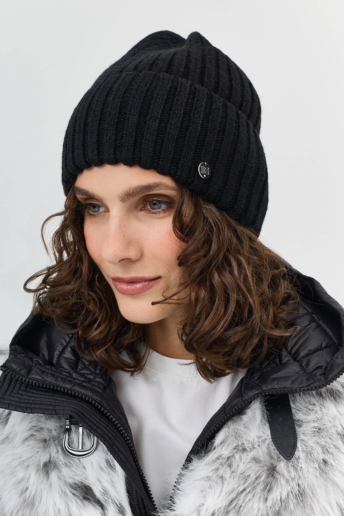 Черная объемная шапка в рубчик, One