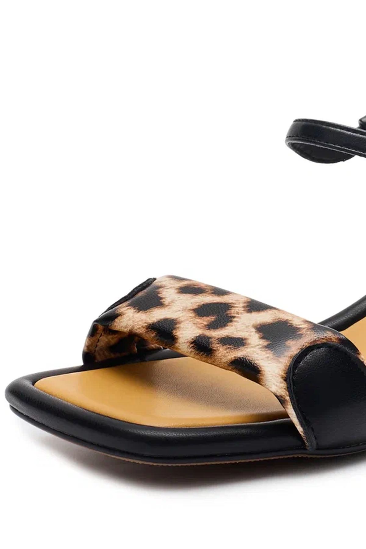 Кожаные босоножки с анималистичным принтом, 40р