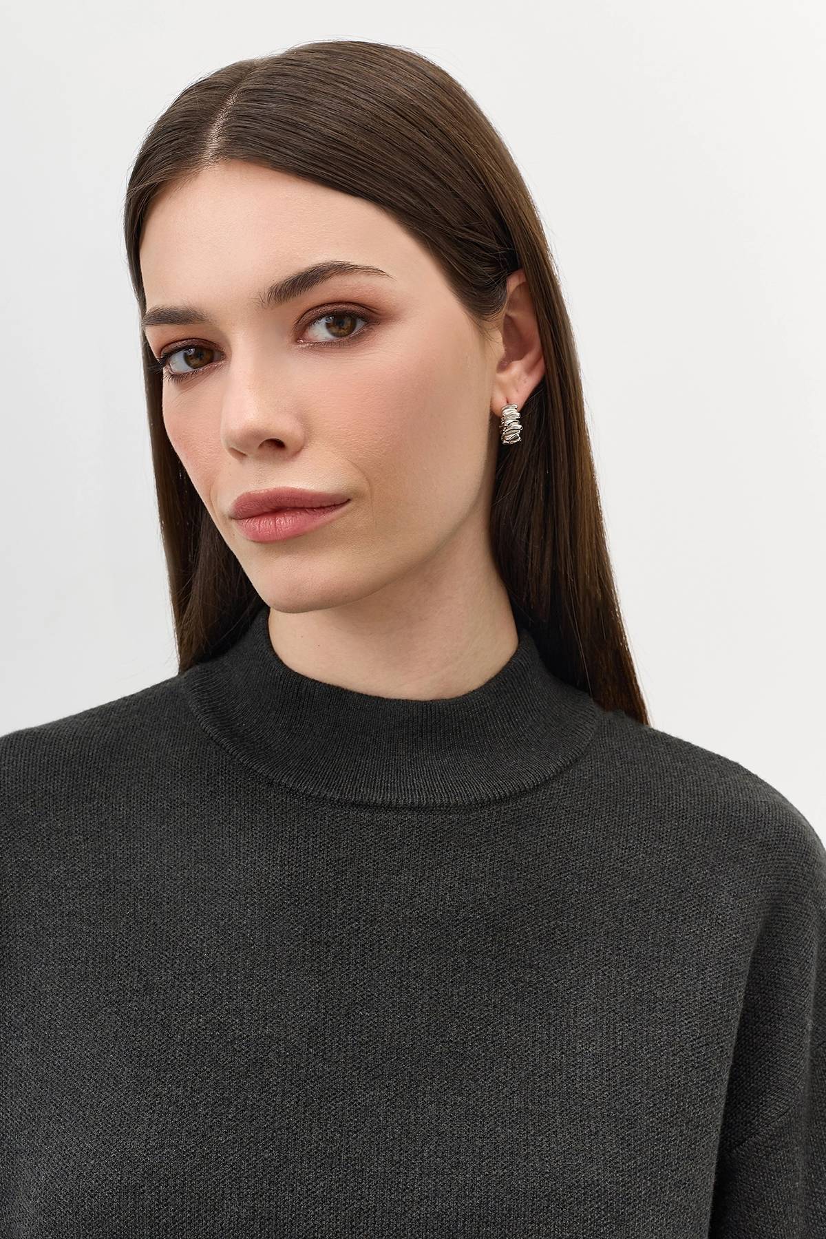 Темный свободный свитер с шерстью, 52