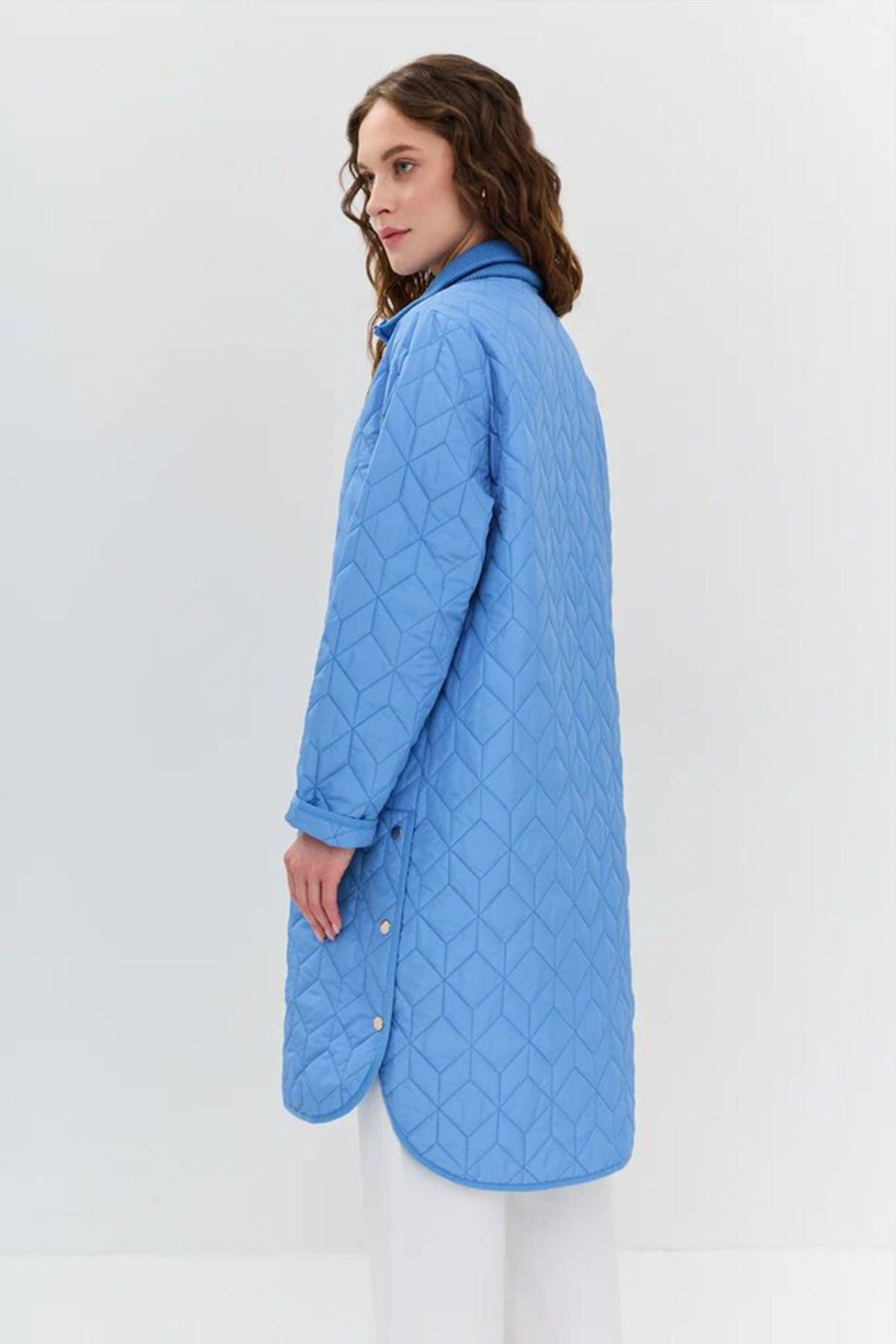 Яркое пальто с фигурной стежкой и удлиненной спинкой, 42р