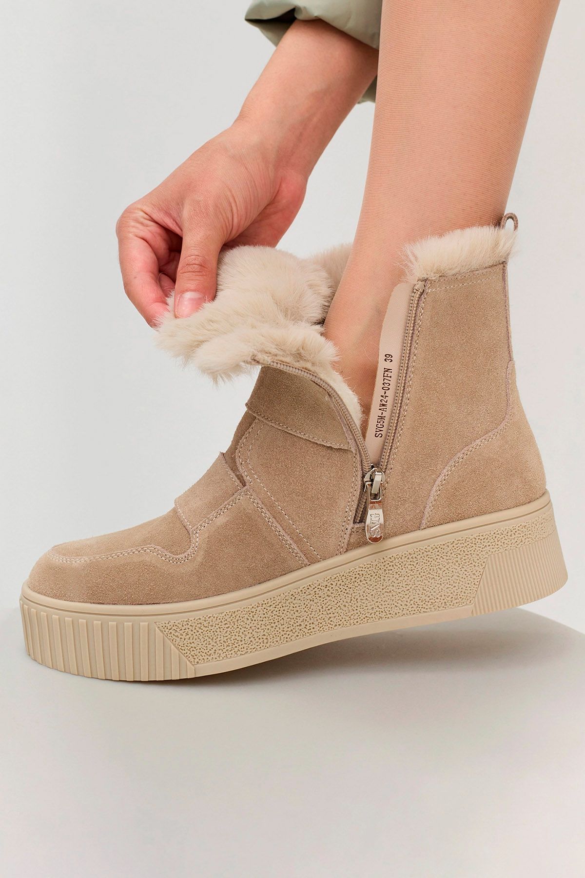 Утепленные ботинки с искусственным мехом и хлястиками, 37р