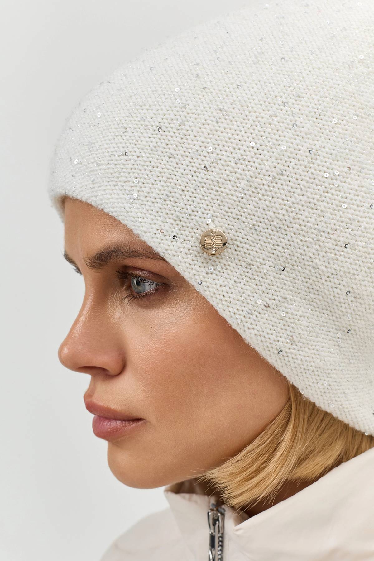 Светлая шапка с деликатными пайетками, One