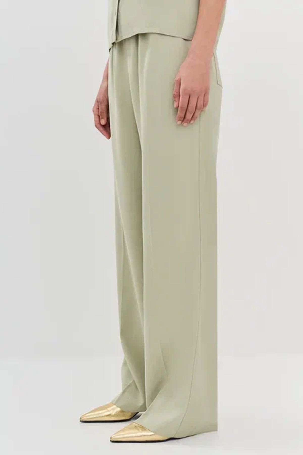 Брюки светло-оливкового цвета с карманами, 44р