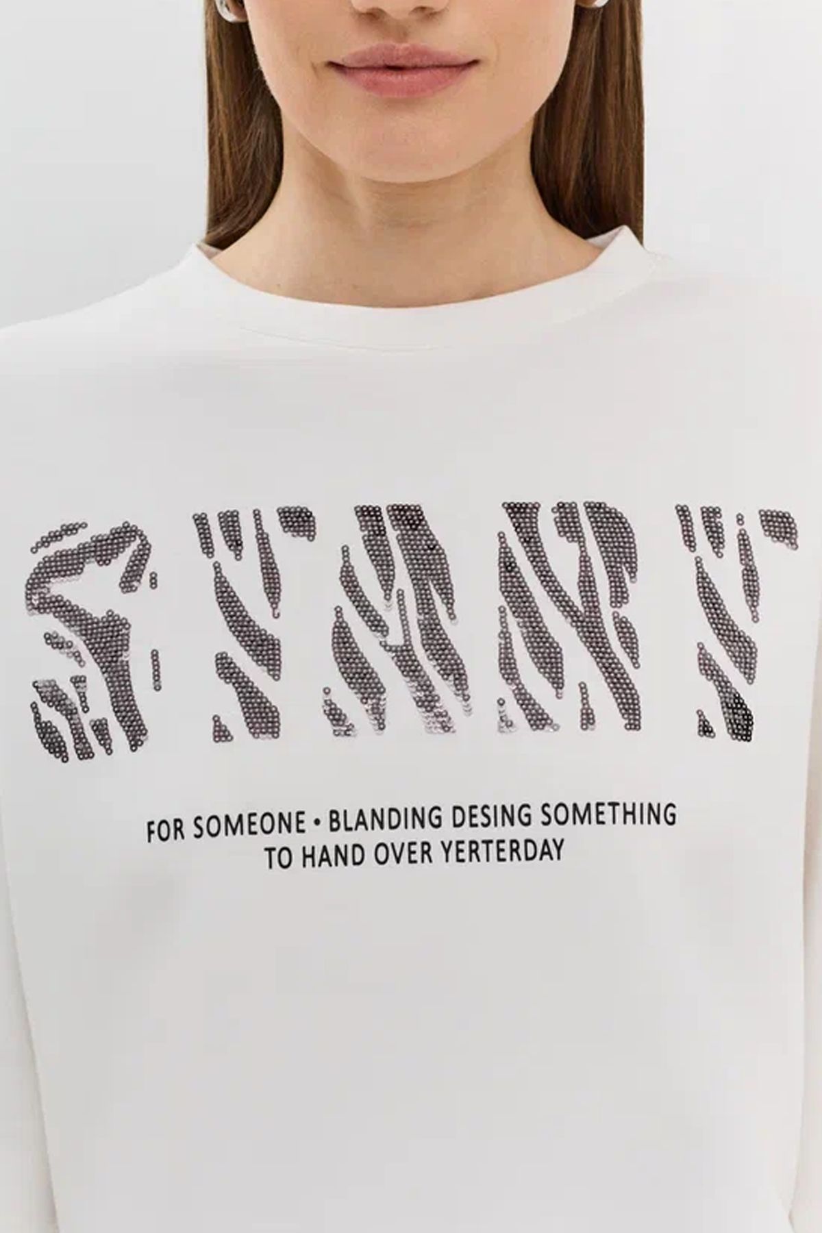 Oversize джемпер с шрифтовой вышивкой в анималистичном стиле, 50р