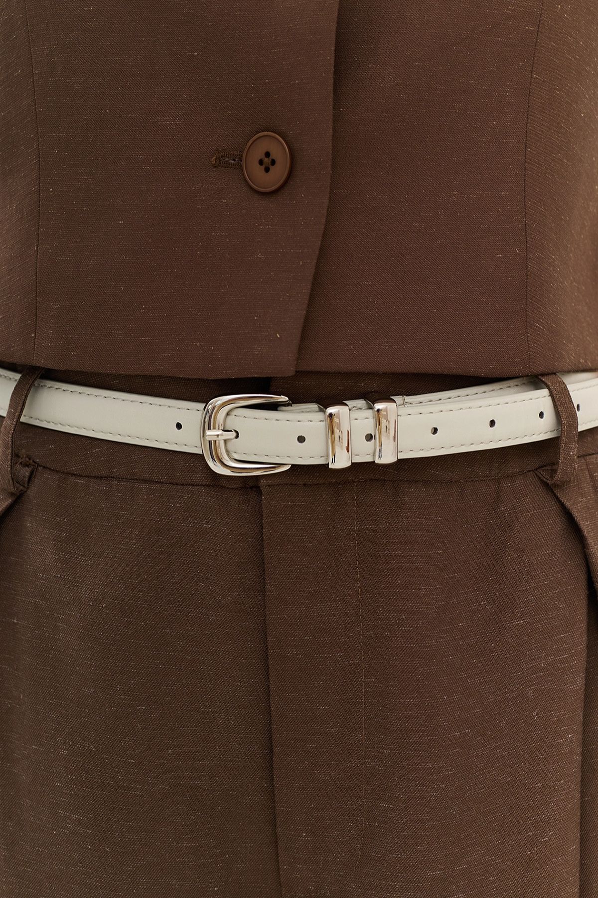 Узкий ремень из искусственной кожи с круглой пряжкой, S