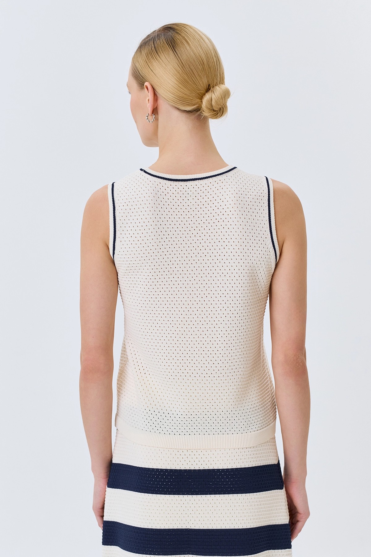 Ажурный топ с контрастными кантами, 50