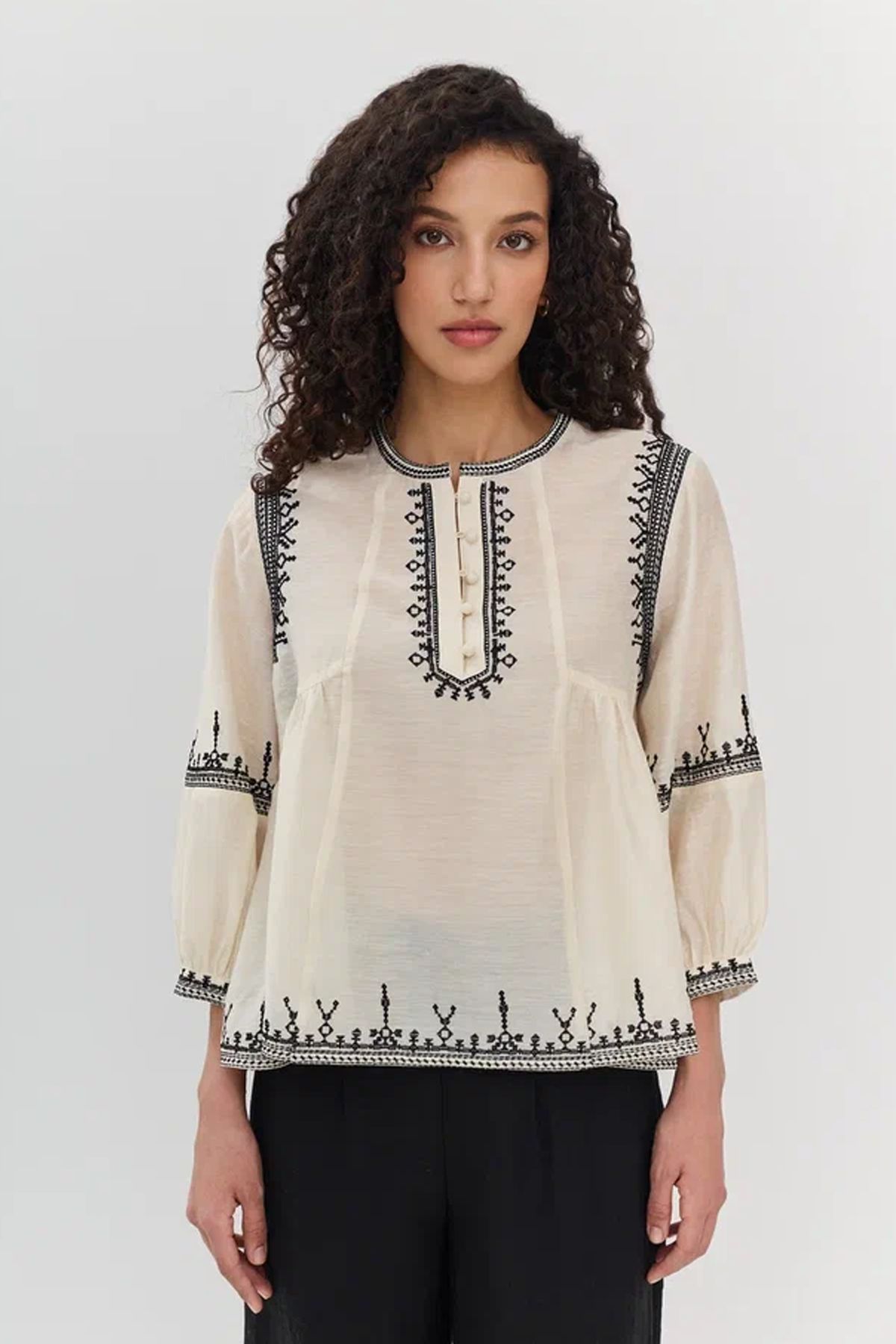 Блузка с этнической вышивкой, 40р