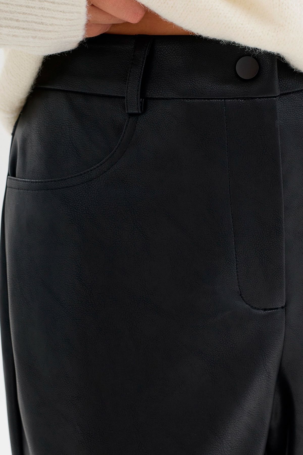 Однотонные брюки из полиуретана в черном цвете, 52р