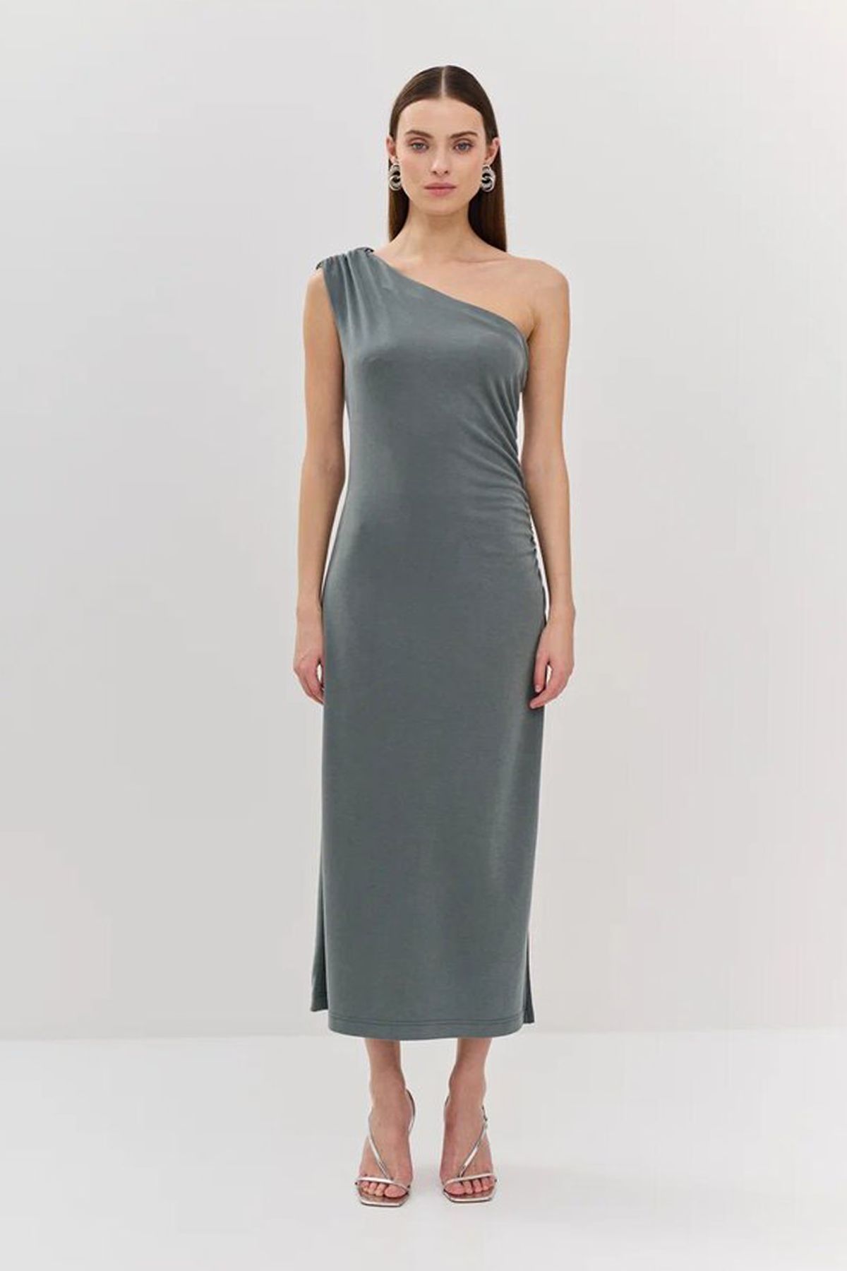 Элегантное платье на одно плечо с боковой шлицей в оливковом цвете 53868/57, 48р