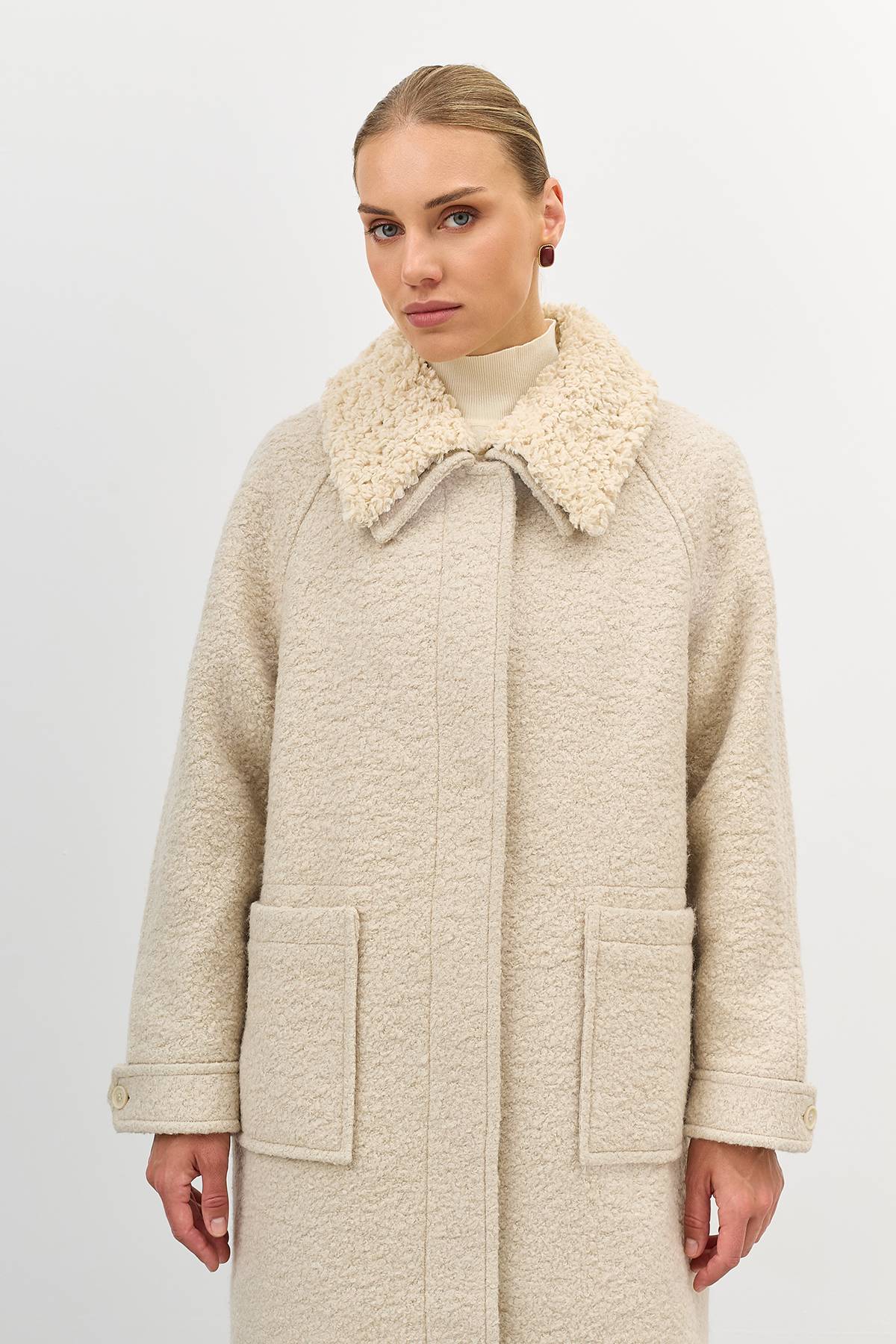 Лимитированная серия пальто с молочным палантином, 44