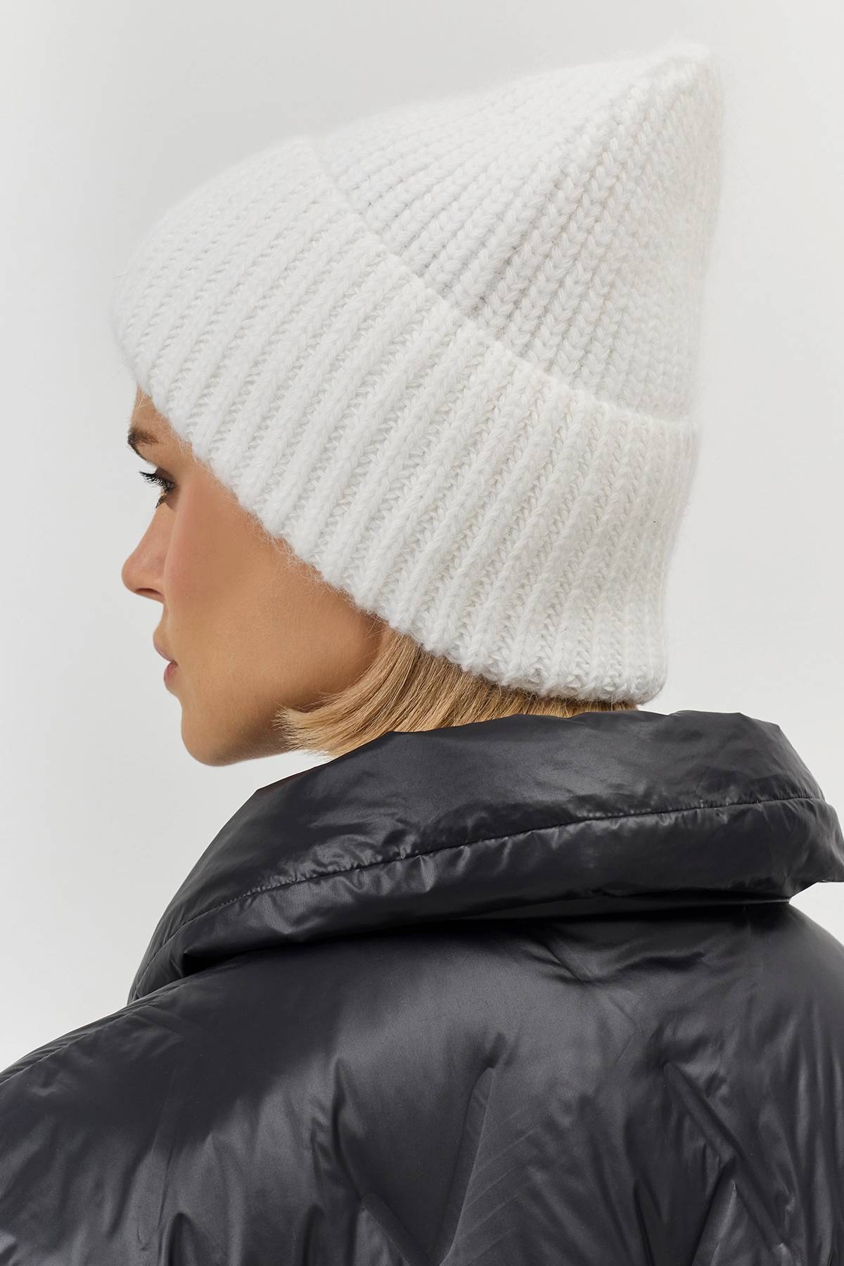 Белая базовая шапка бини в рубчик, One