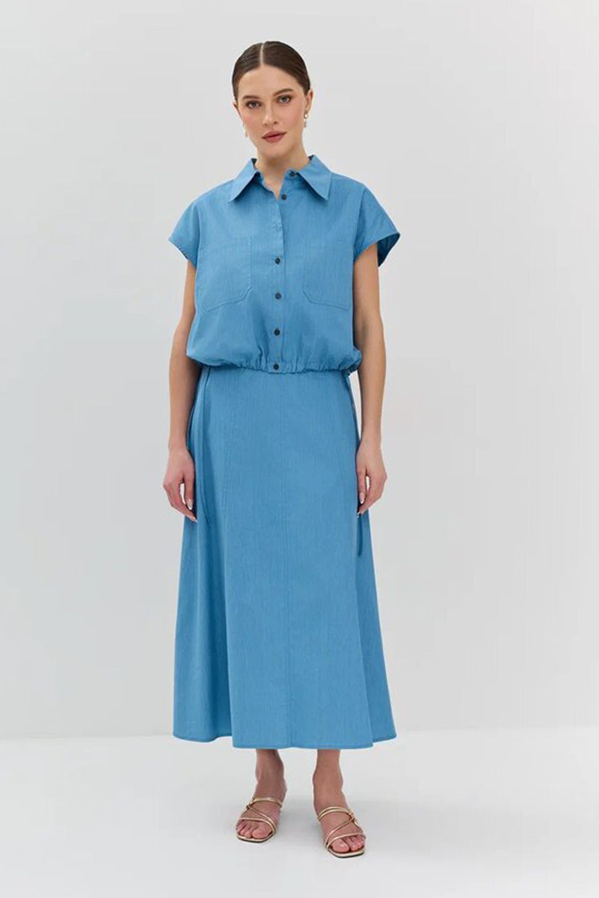 Укороченная блузка голубого цвета с контрастными пуговицами, 44р