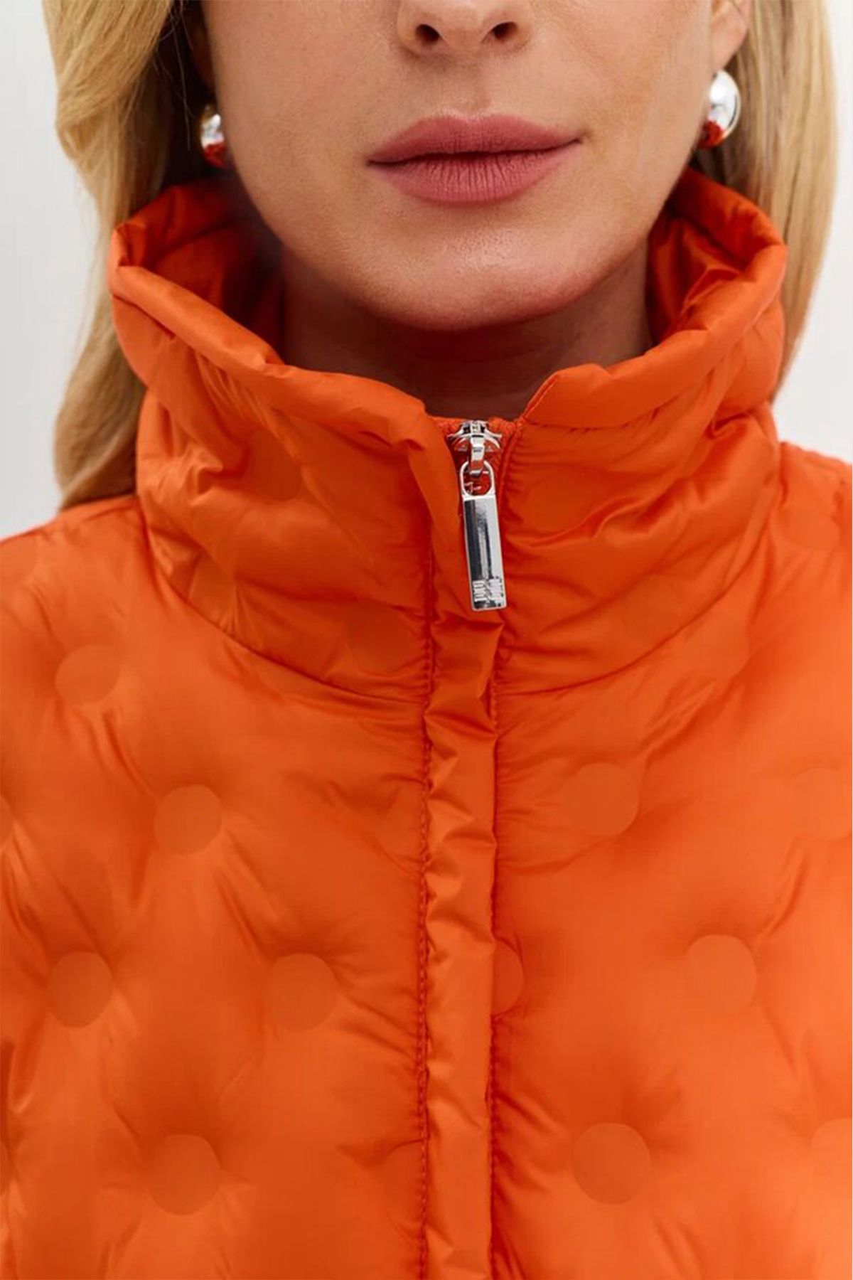 Стильная куртка oversize на натуральном утеплителе с фантазийной стежкой в оранжевом цвете, 46р