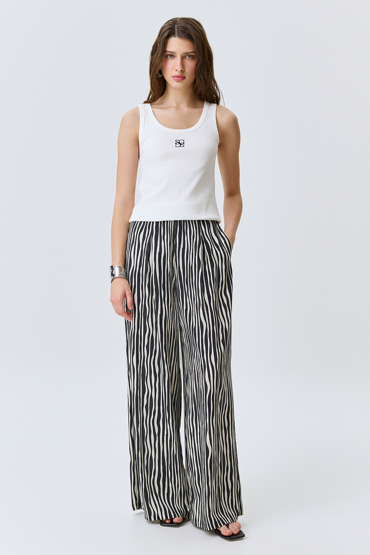 Брюки в монохромную полоску, 52
