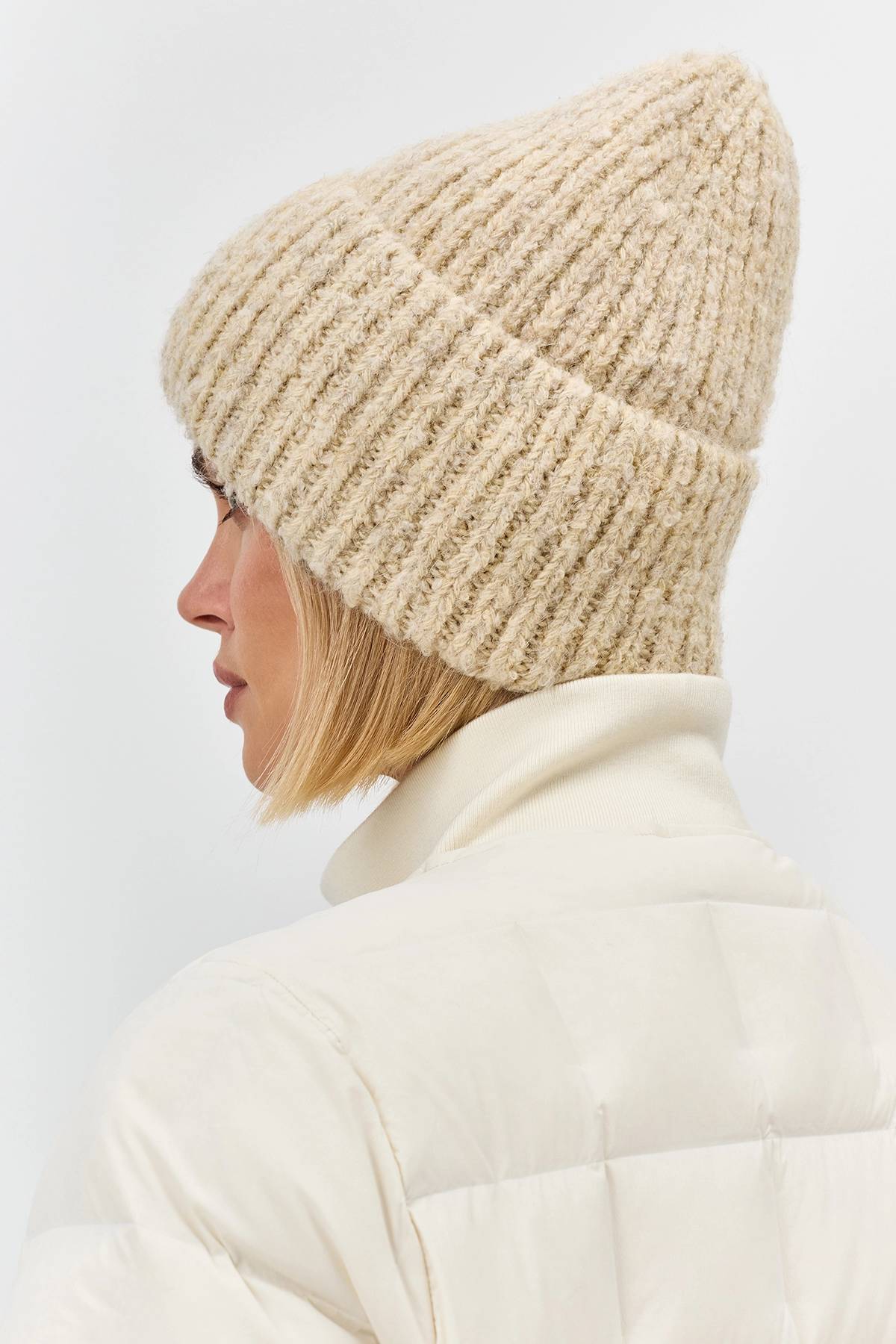 Светлая шапка бини в рубчик с ангорой, One