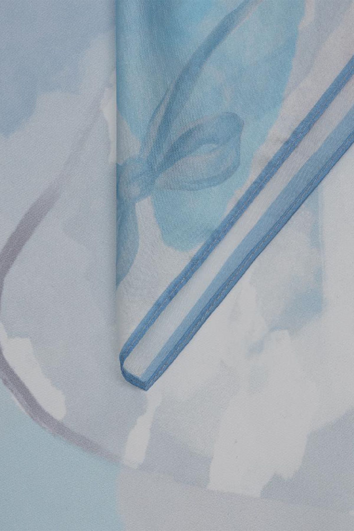 Палантин с принтом в виде бантов в голубом цвете, 100х100