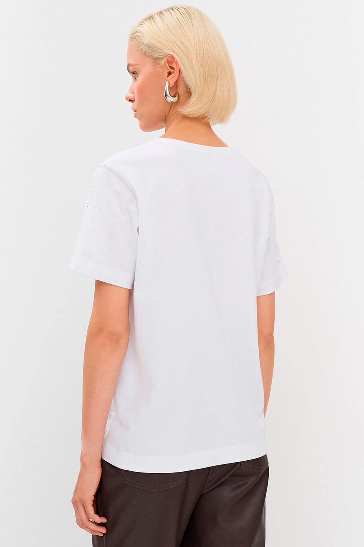 Футболка с декоративными стразами в белом цвете, 46р