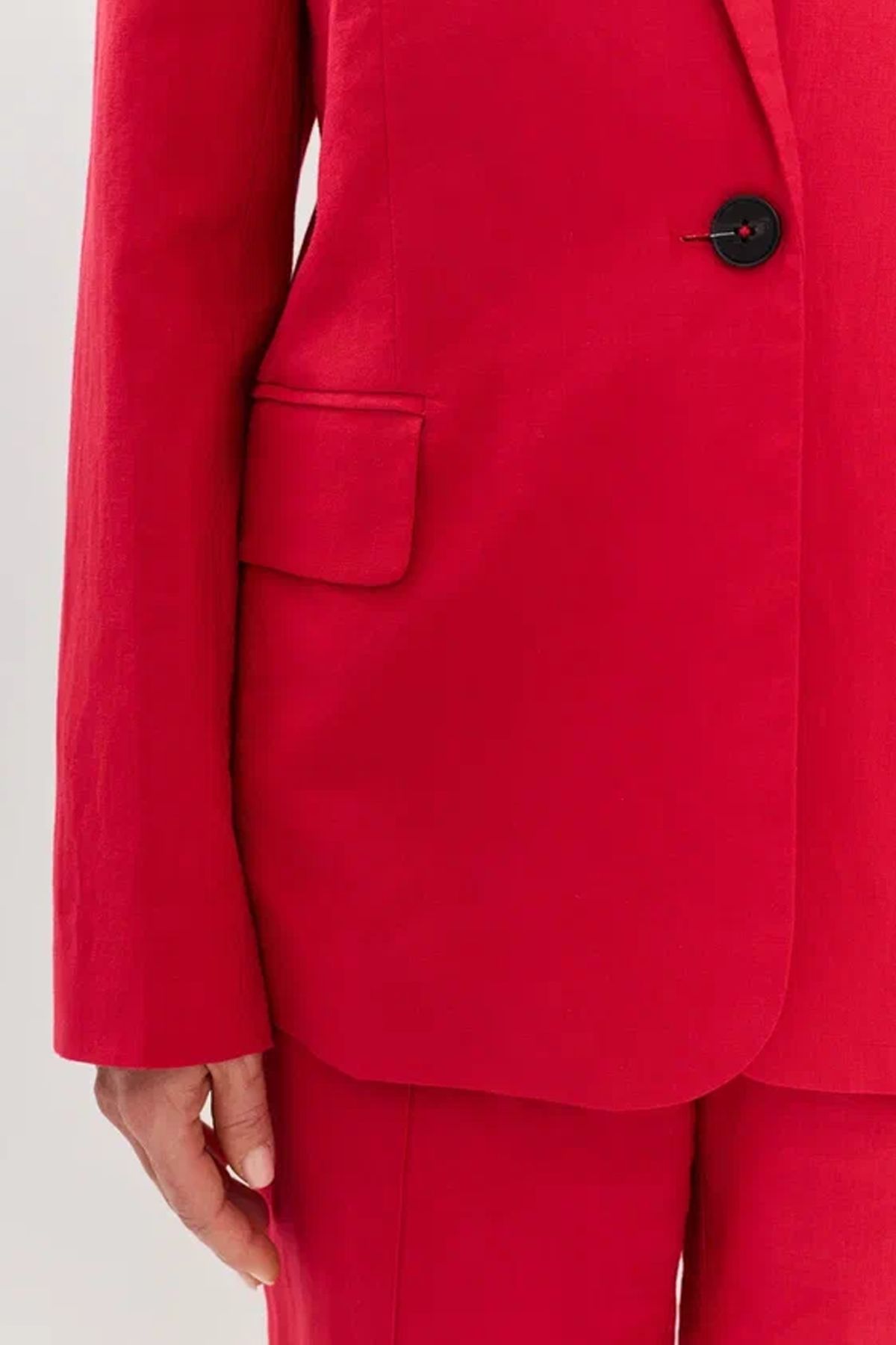 Однобортный жакет красного цвета с контрастной пуговицей, 52р