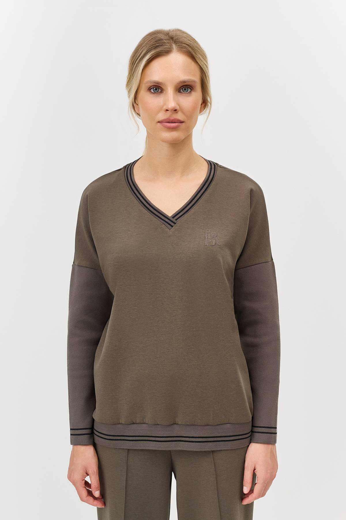 Лимитированная серия свитшот из модала с V-образным вырезом и палантином, 36