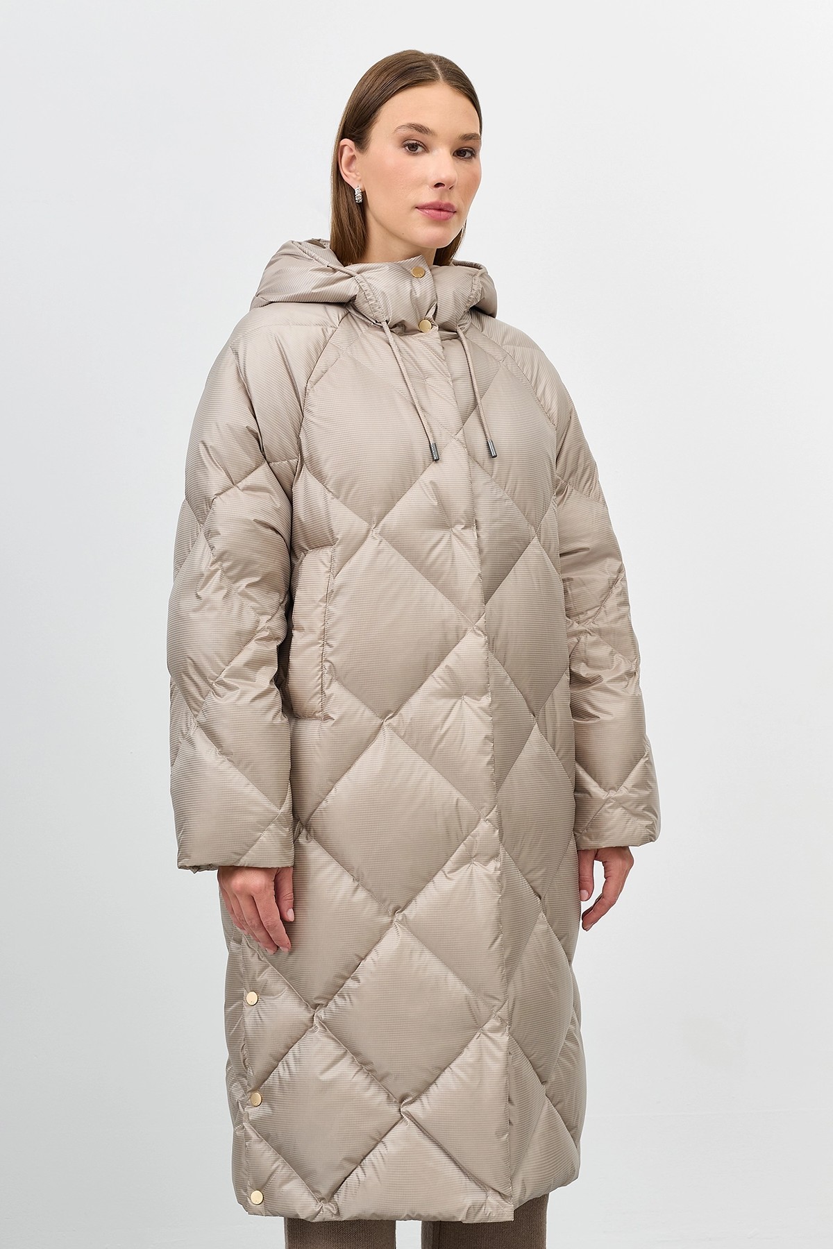 Пуховое пальто из фактурной ткани, 48