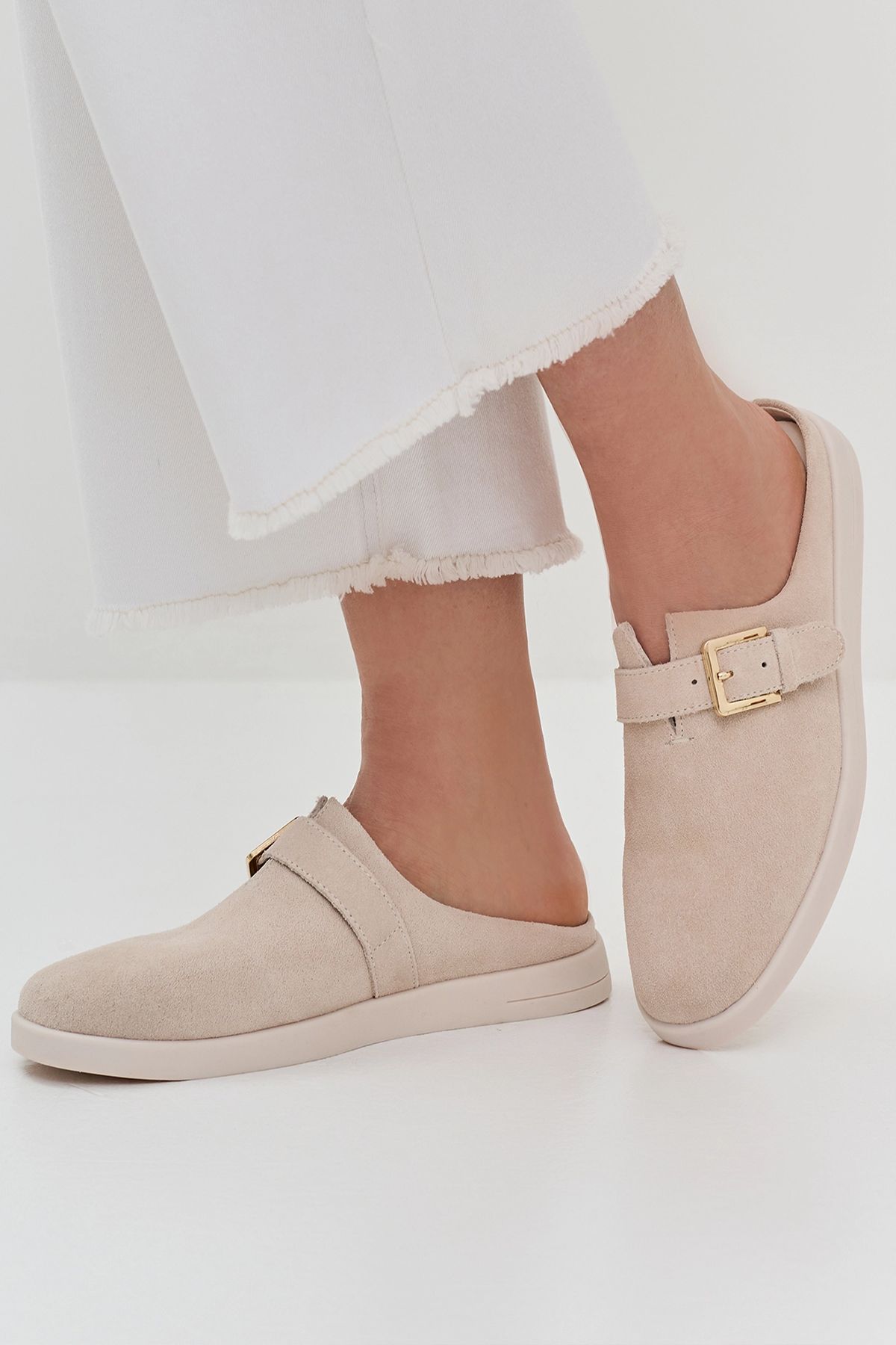 Сабо из натуральной замши с декоративным ремешком, 37р