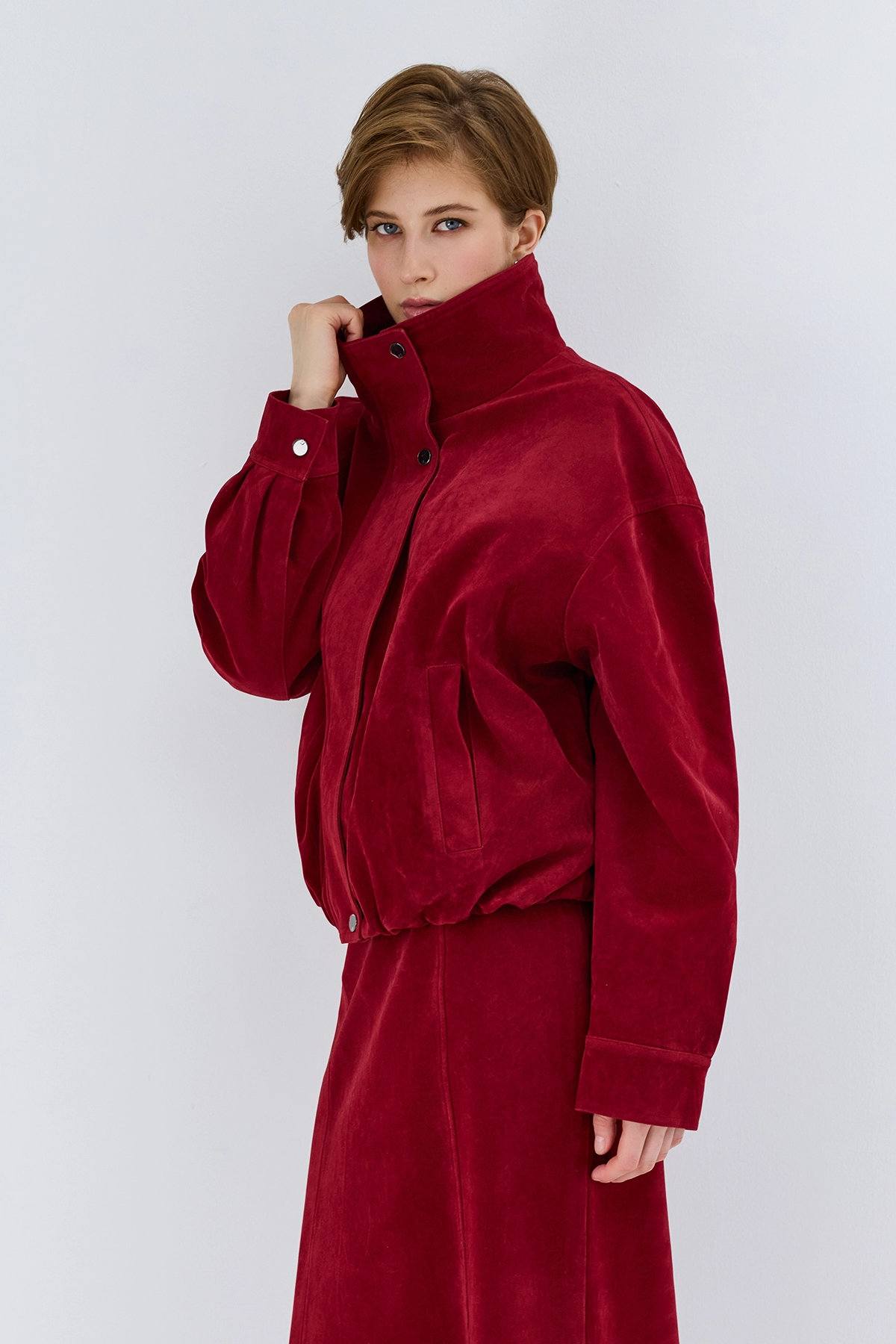 Oversize бомбер из искусственной замши, темно-красный, 50