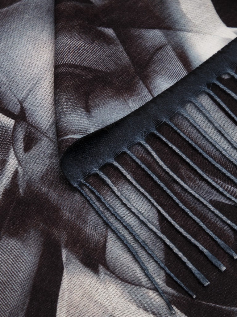 Палантин с абстрактным динамичным принтом в черном цвете, 70х180