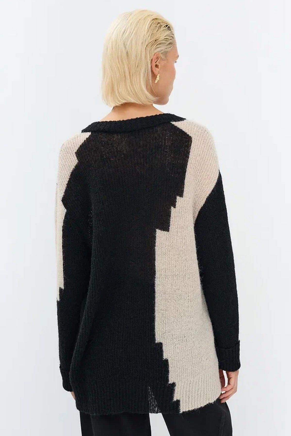 Удлинённый джемпер с интарсией в стиле "color block", 40р