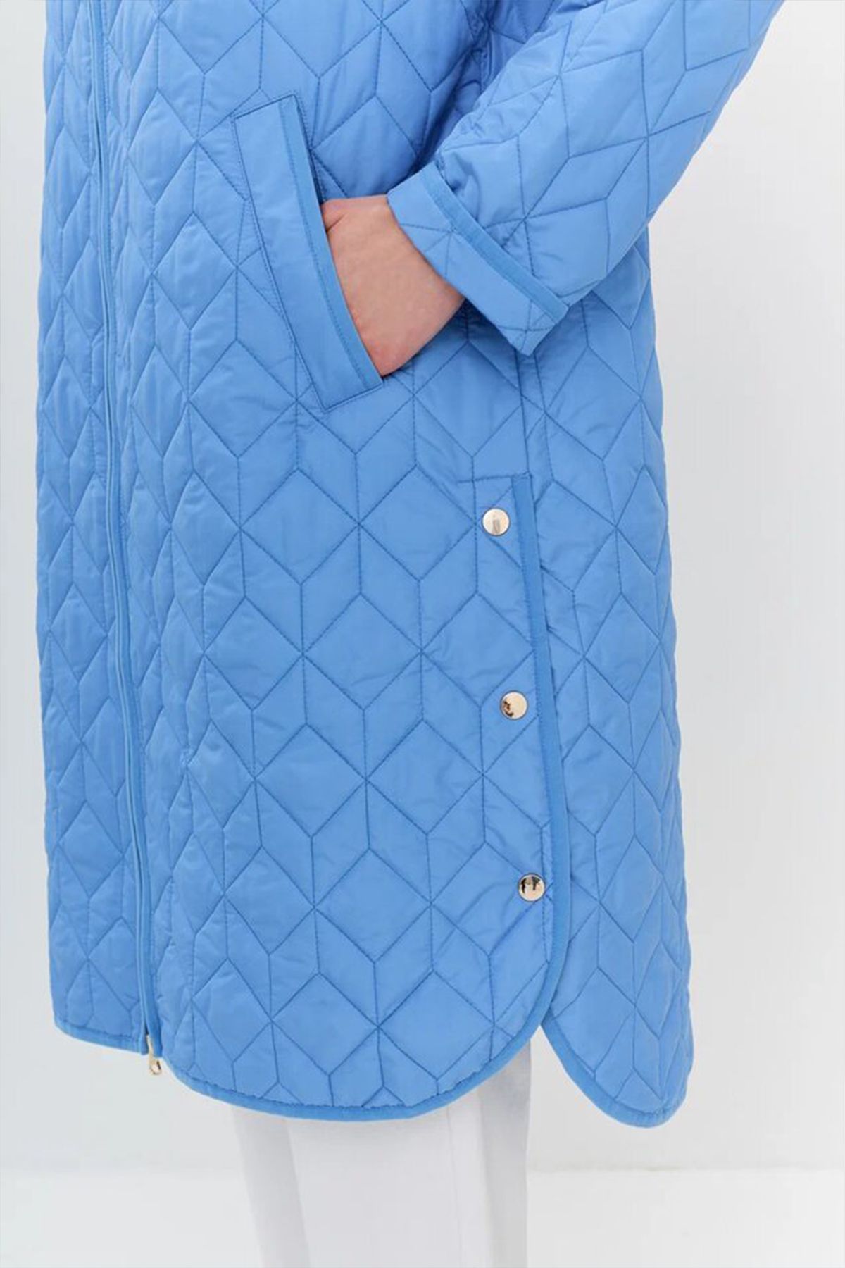 Яркое пальто с фигурной стежкой и удлиненной спинкой, 42р