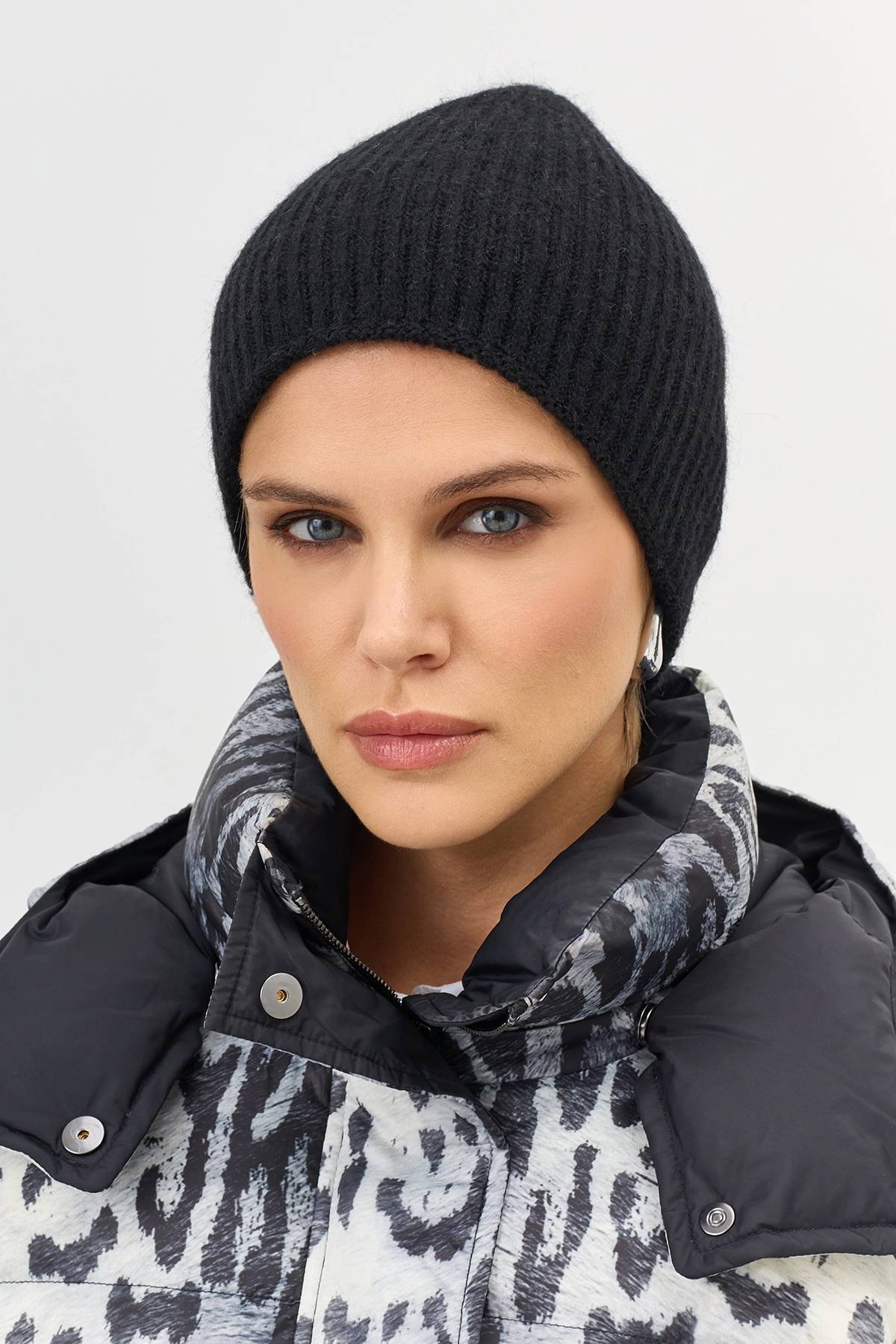 Черная шапка в рубчик с ангорой, One