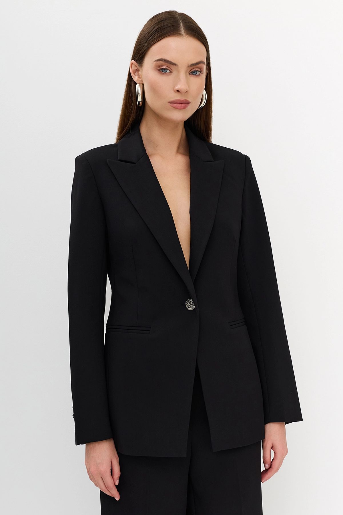 Однобортный жакет приталенного силуэта в черном цвете, 50р