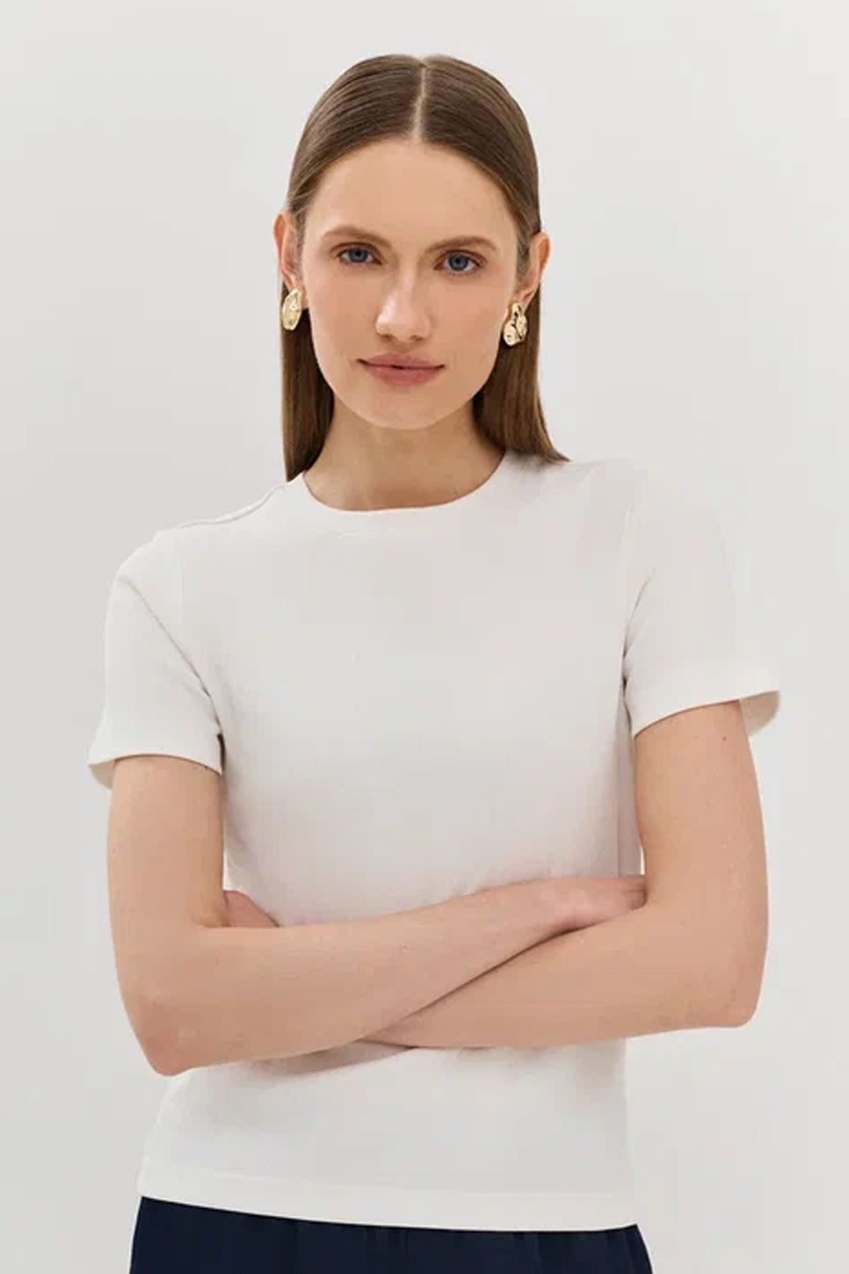 Укороченная футболка в рубчик приталенного силуэта в белом цвете, 40р