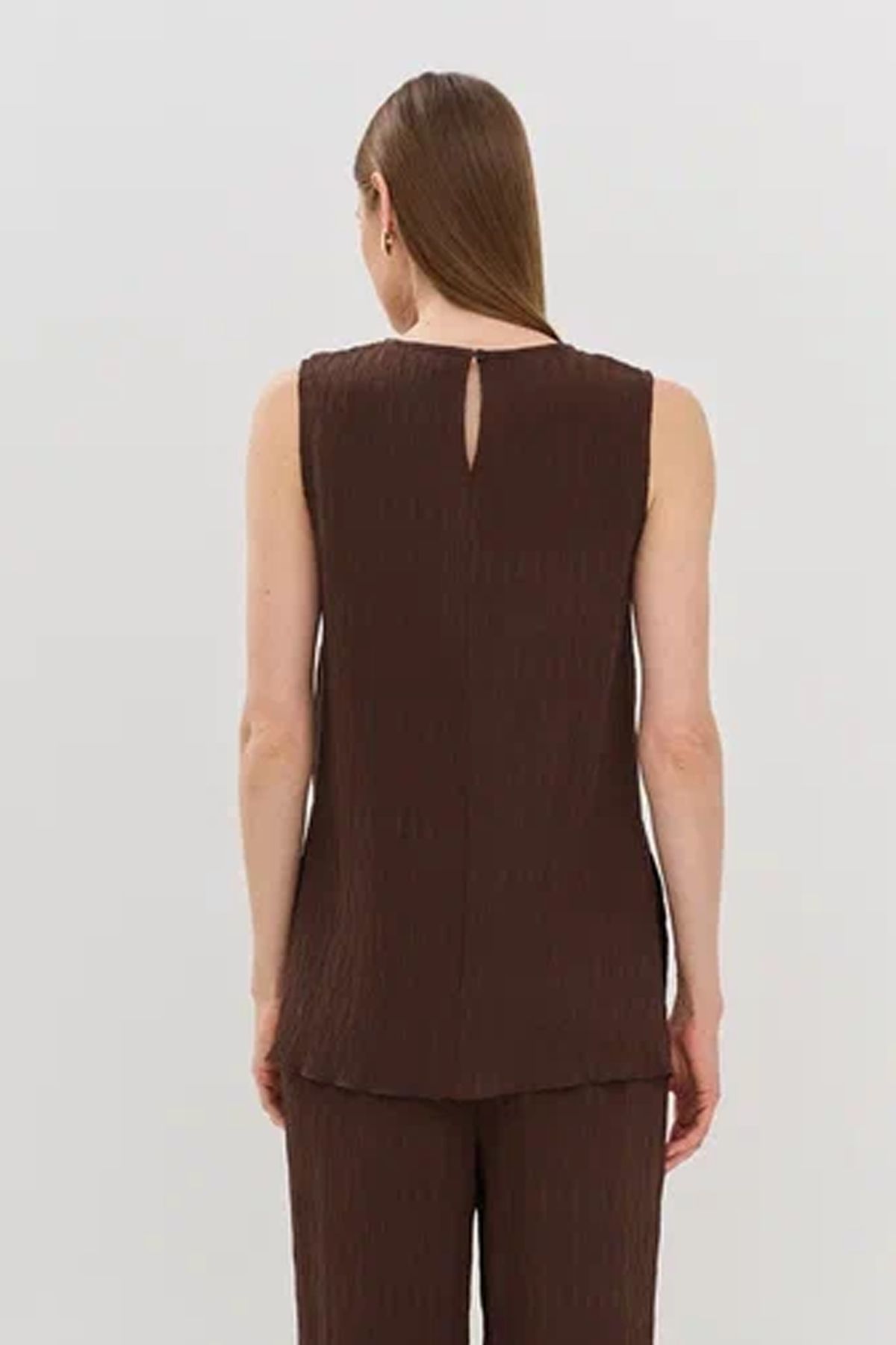 Удлиненный топ из вискозы без рукавов, 40р